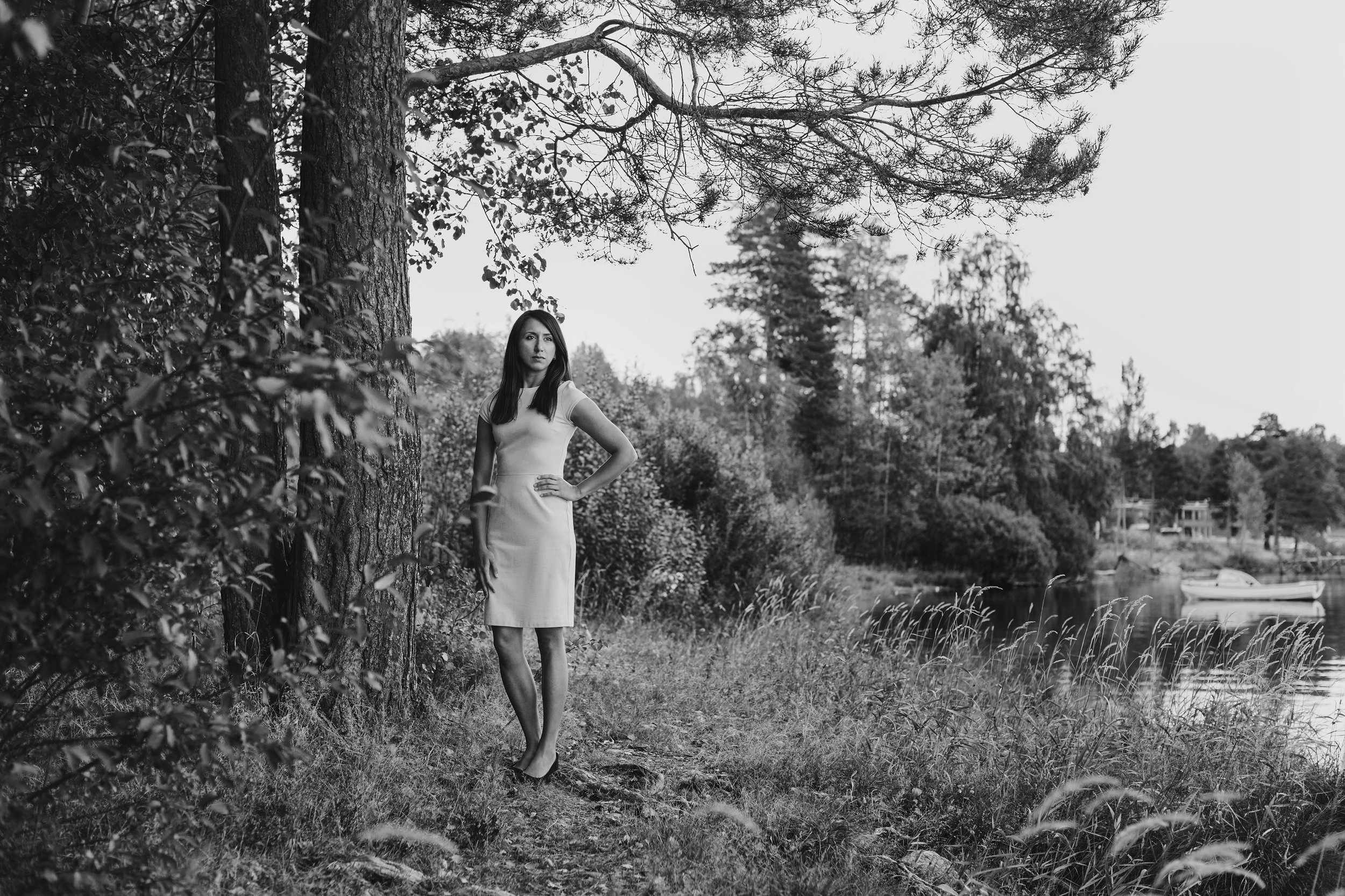 Profesjonelt bedriftsportrett utendørs i natur.