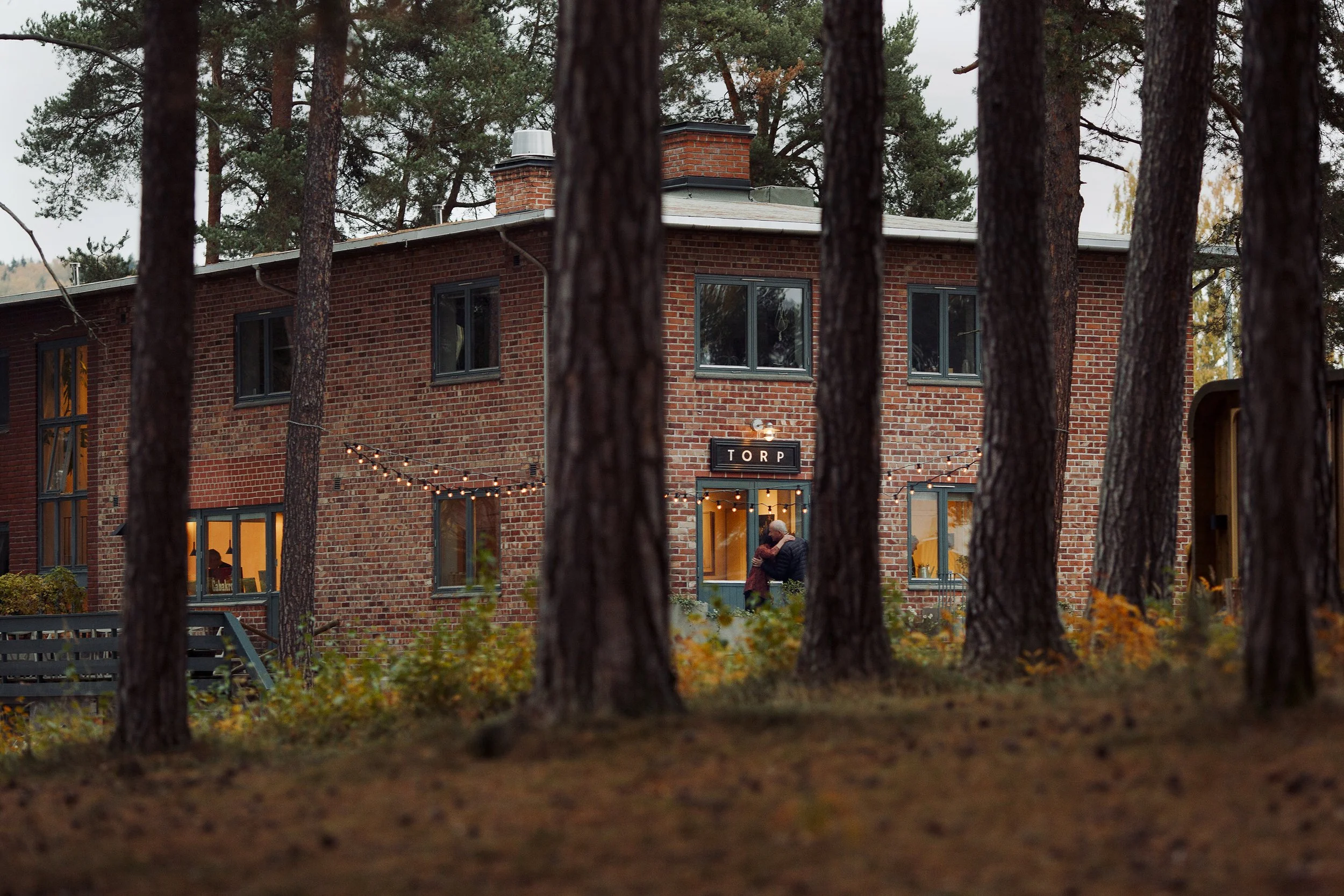 Kveldsstund på Torp i Hamar. To personer gir hverandre en klem.