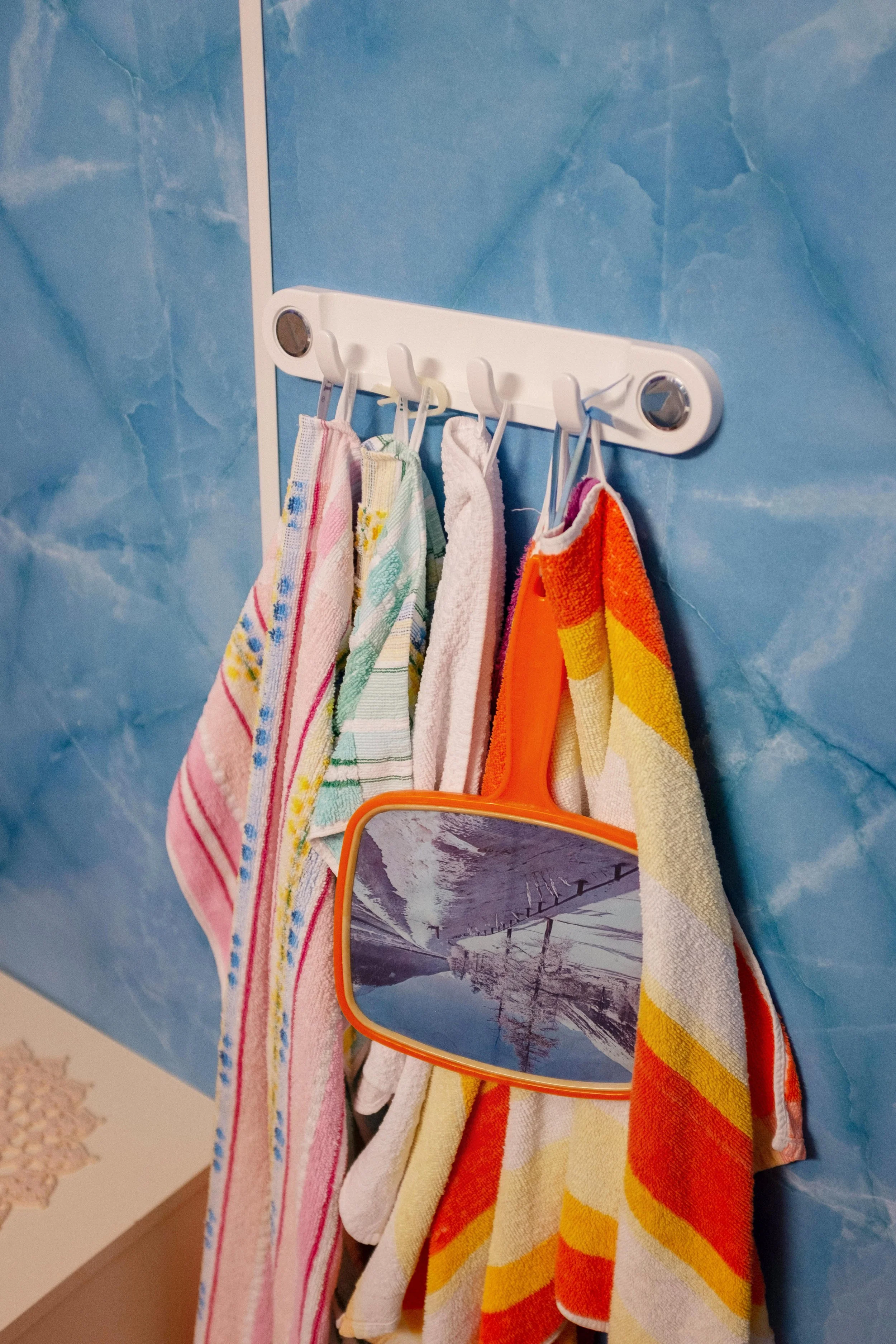 Interiørfoto. Retro fargerike håndklær og speil.