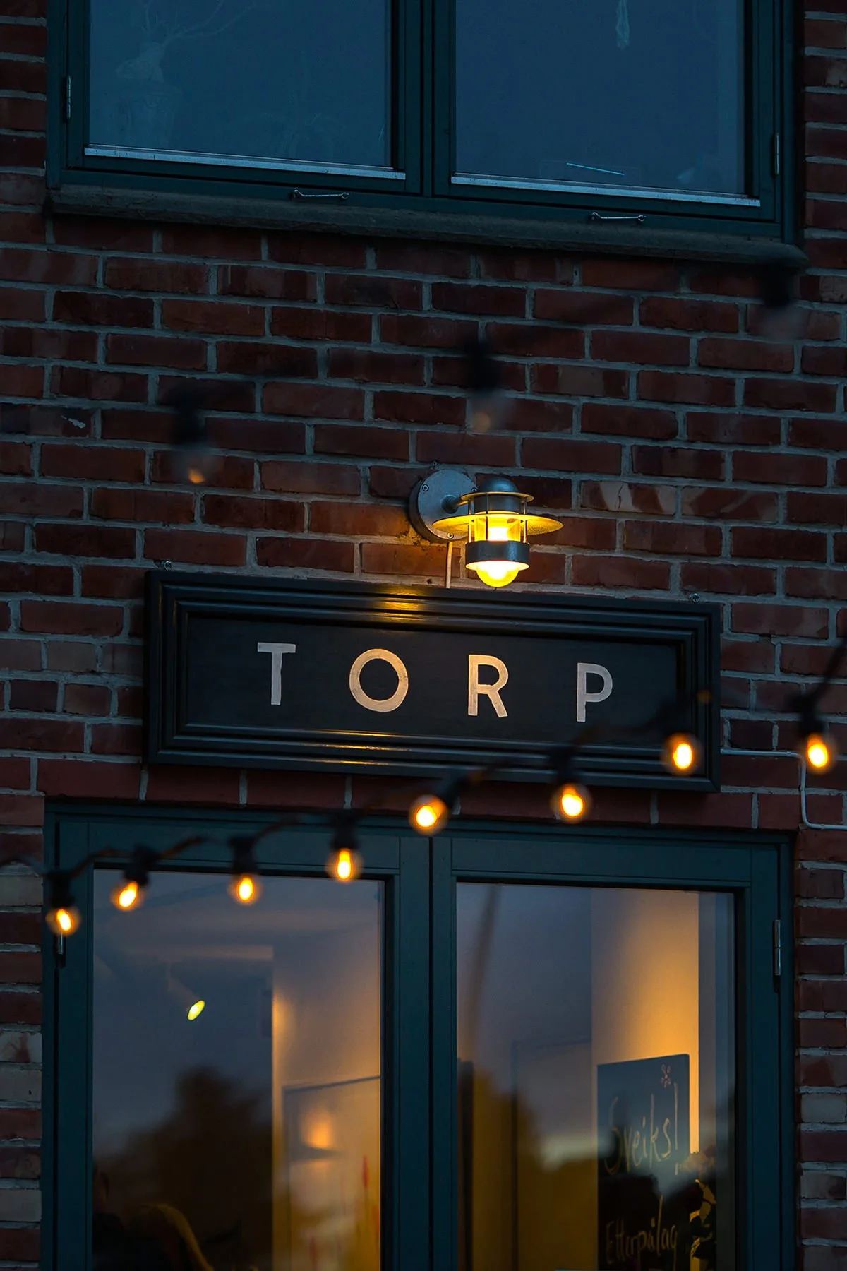 Bedriftsfotografering. Kveldsfotografering av fasade.