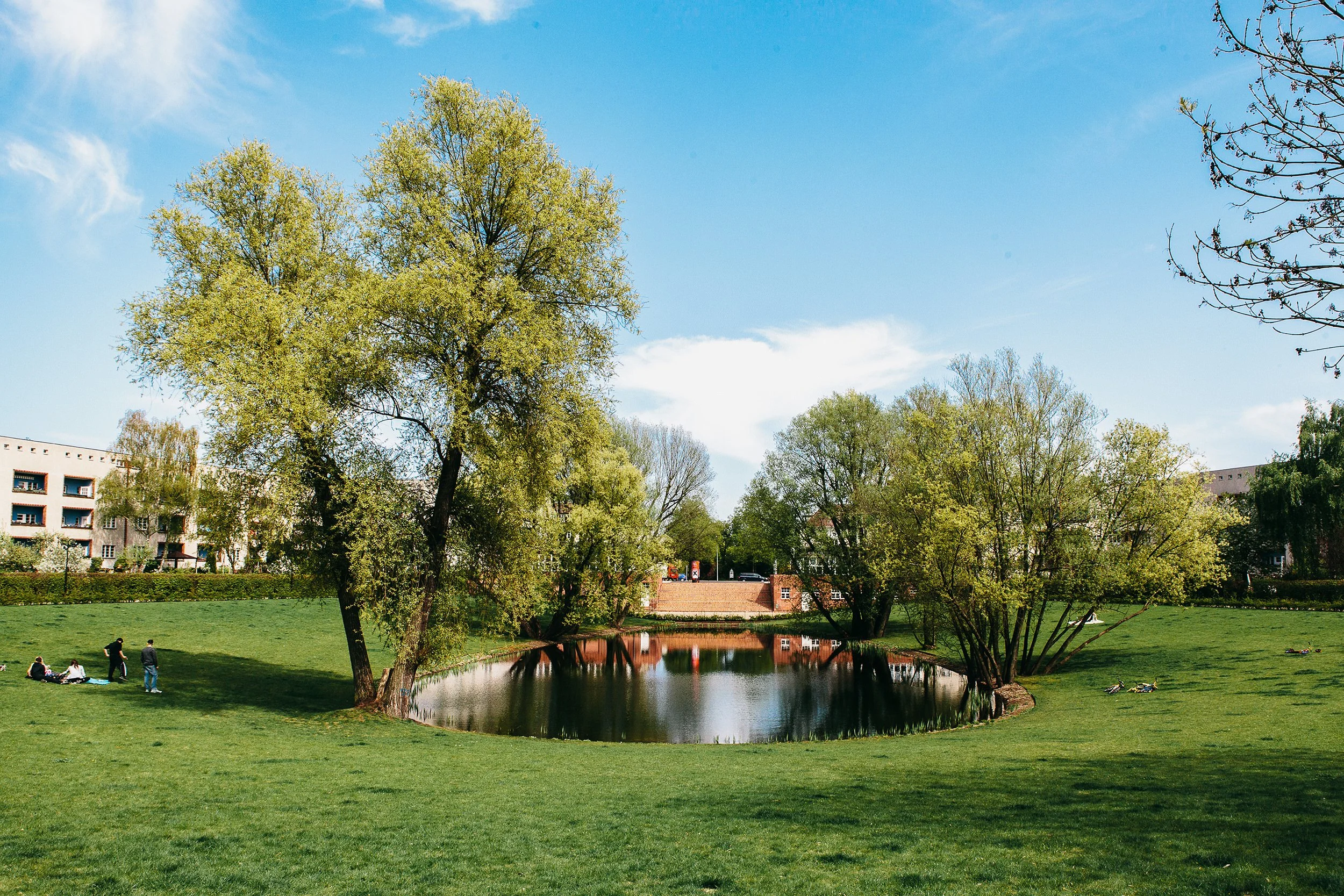 Boligområdet Hufeisensiedlung i Berlin, tegnet av Bruno Taut. En liten innsjø i midten av boligblokker, formet som en hestesko.