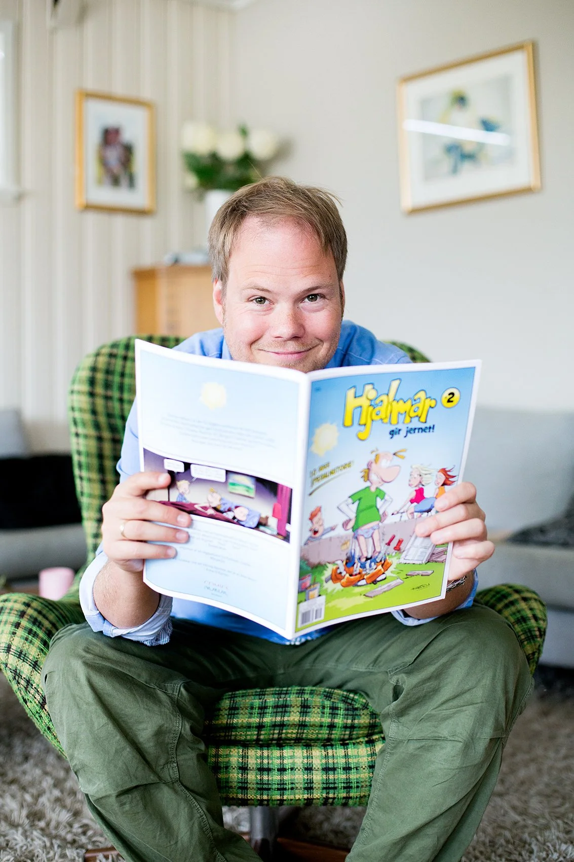 Miljøportrett av tegneserieskaper hjemme i stua.