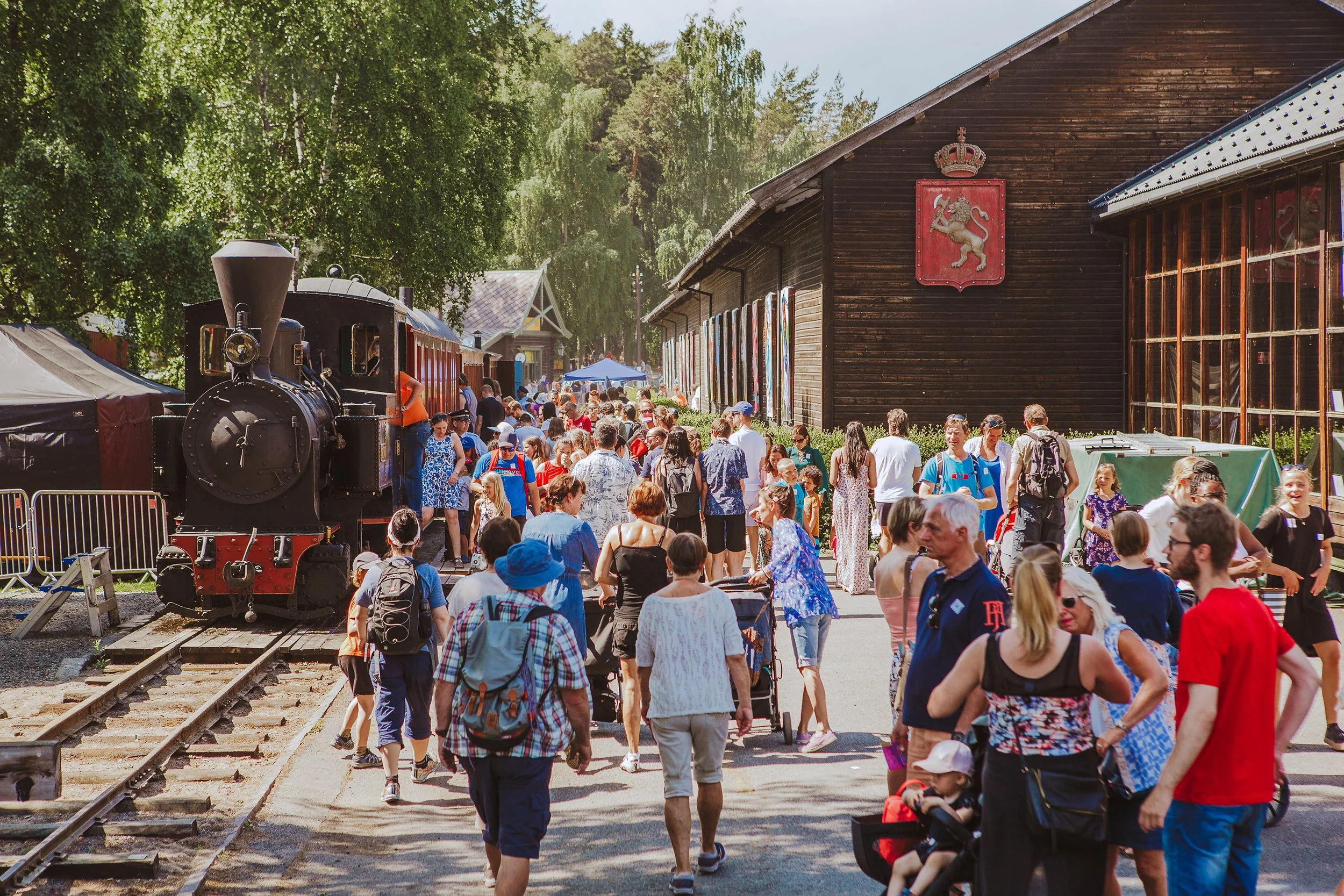 Stoppested Verden internasjonal barnefestival. Masse folk på Jernbanemuseet på vei mot Tertitten.