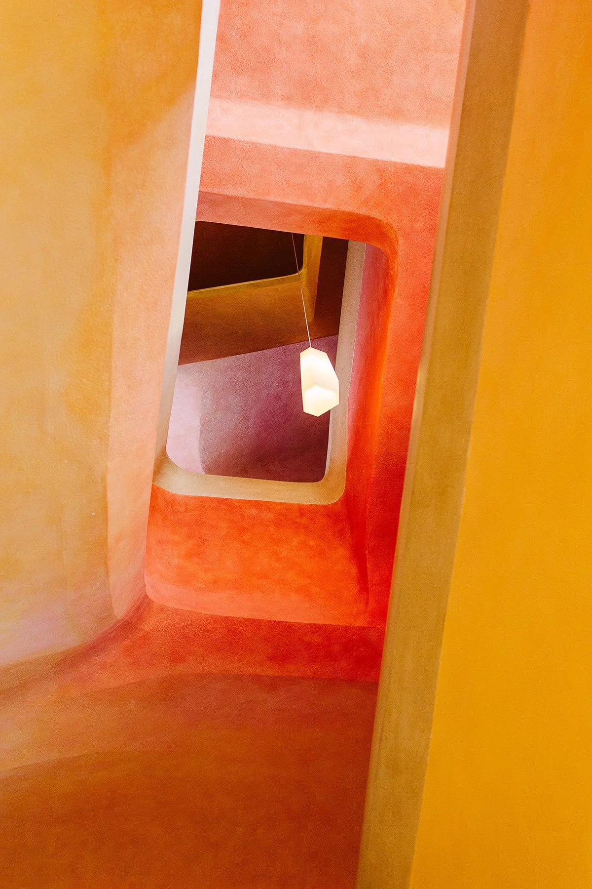 Interiør av fargerik trappeoppgang i Goetheanum i Dornach i Sveits.