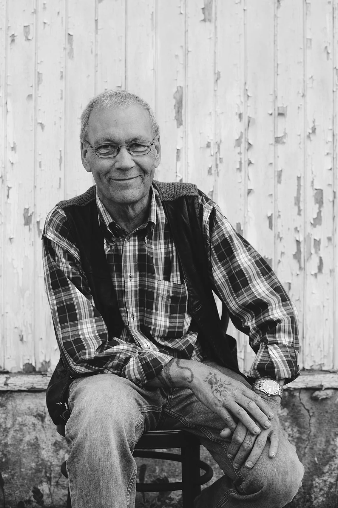 Portrett av eldre mann med seilertatoveringer