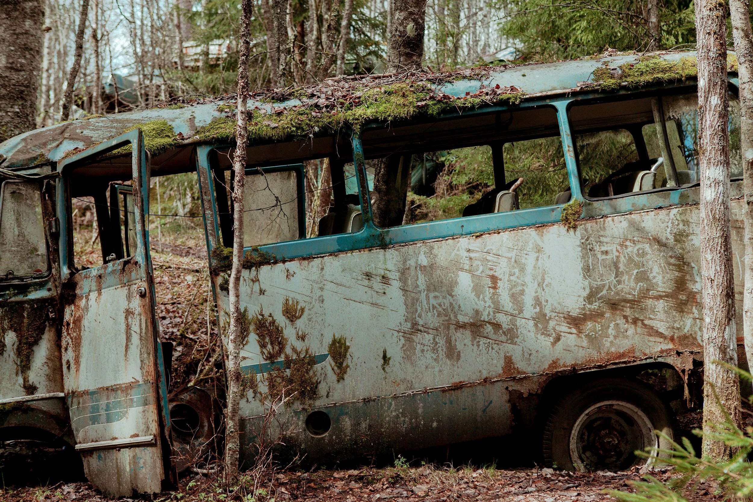 Forlatt buss på bilkirkegården Båstnäs i Töcksfors i Sverige.
