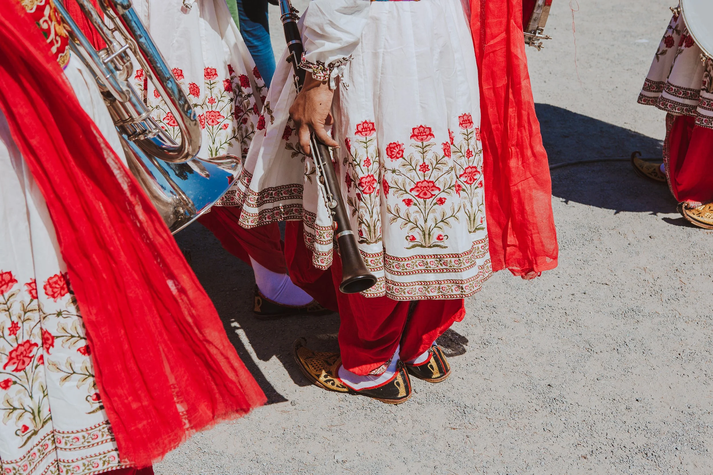 Stoppested Verden internasjonal barnefestival. Tradisjonell folkedrakter.