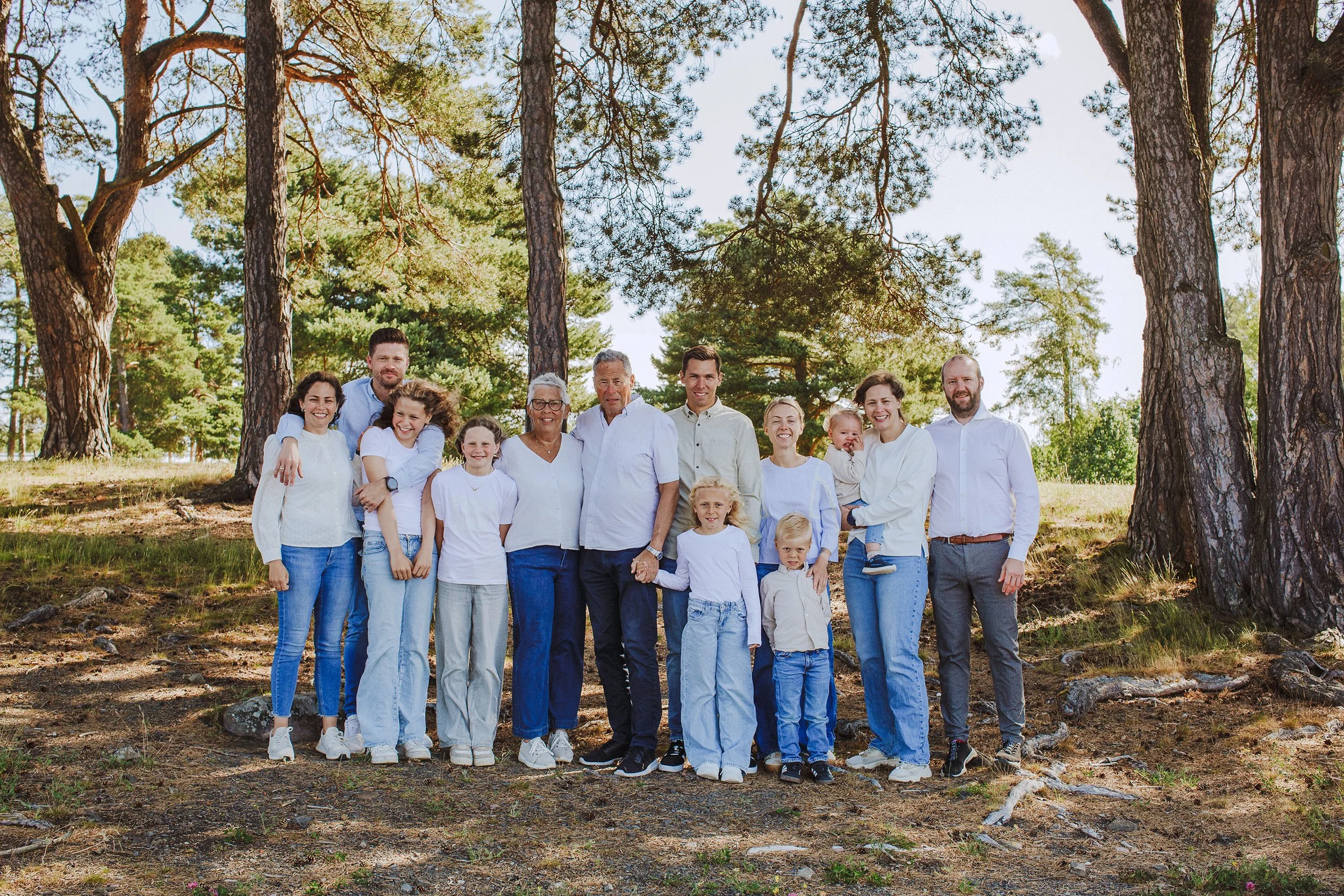 Familiefotografering utendørs i naturlig lys. Storfamilie med flere generasjoner fotografert langs Mjøsa.