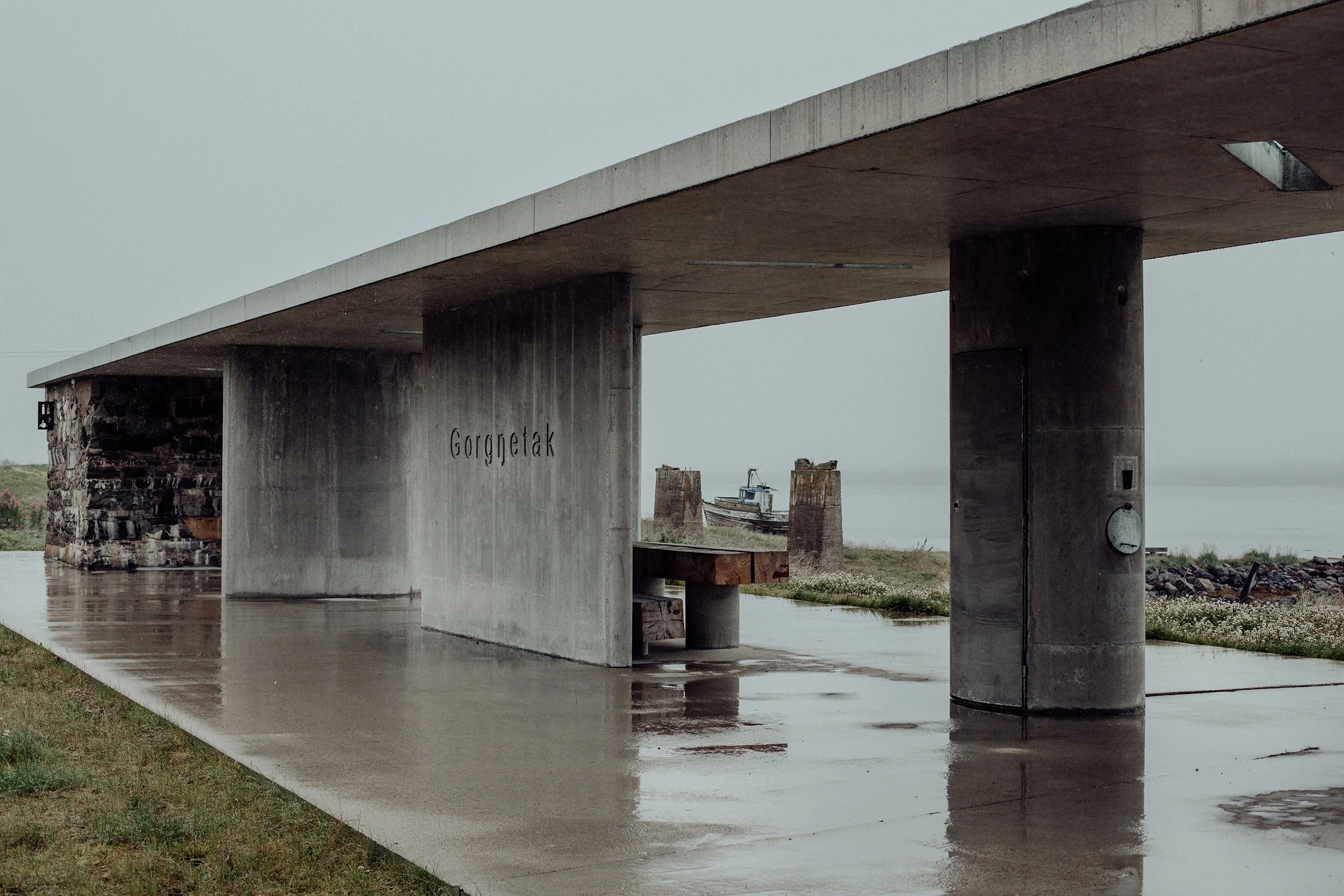 Rasteplassen Gornitak ved Varangerfjorden langs Nasjonal turistveg Varanger, tegnet av  arkitekt Margrete B. Friis.