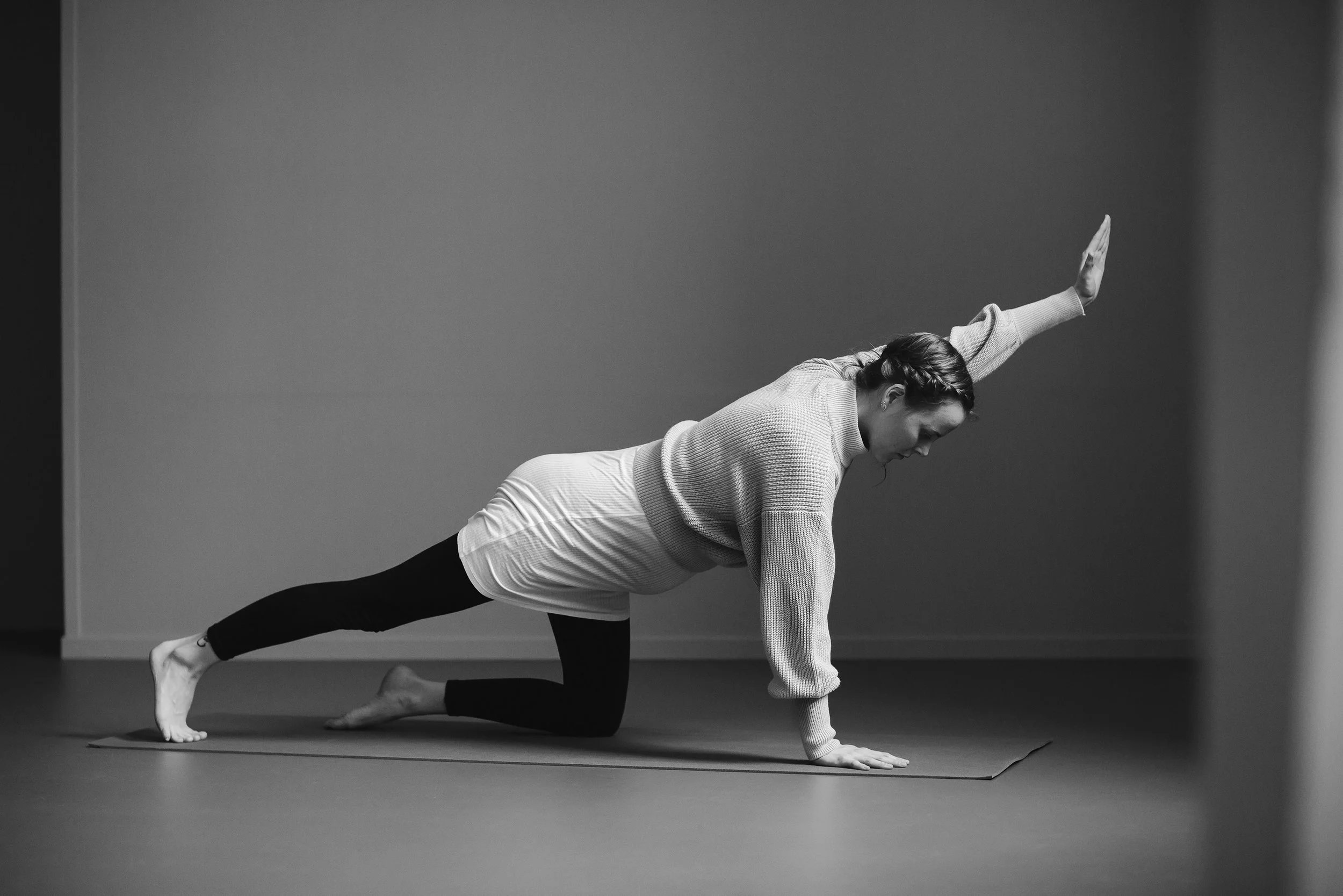 Gravid kvinne gjør yogaøvelse.