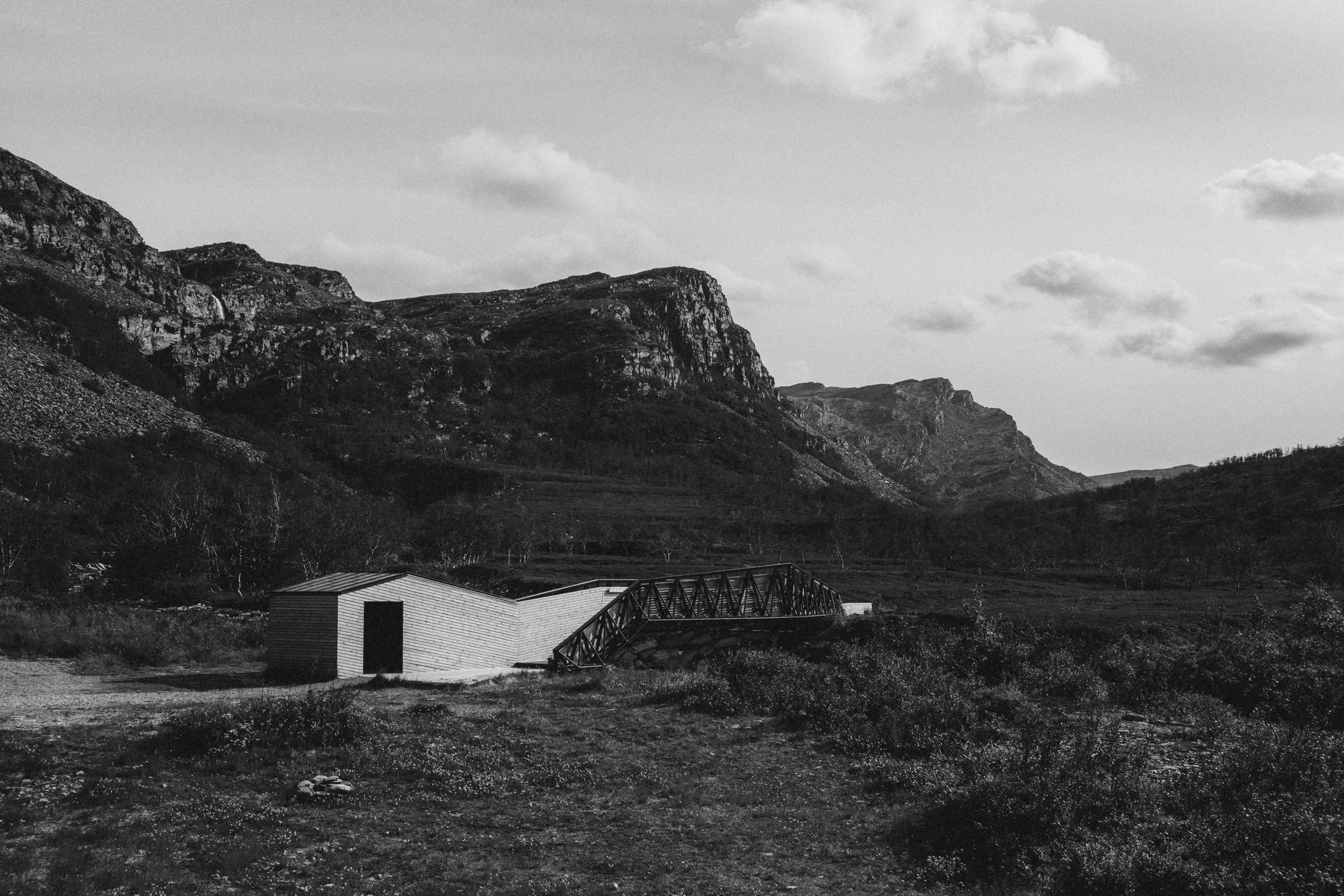 Trehus på rasteplass i Lillefjord langs Havøysund turistveg av PUSHAK Arkitekter.