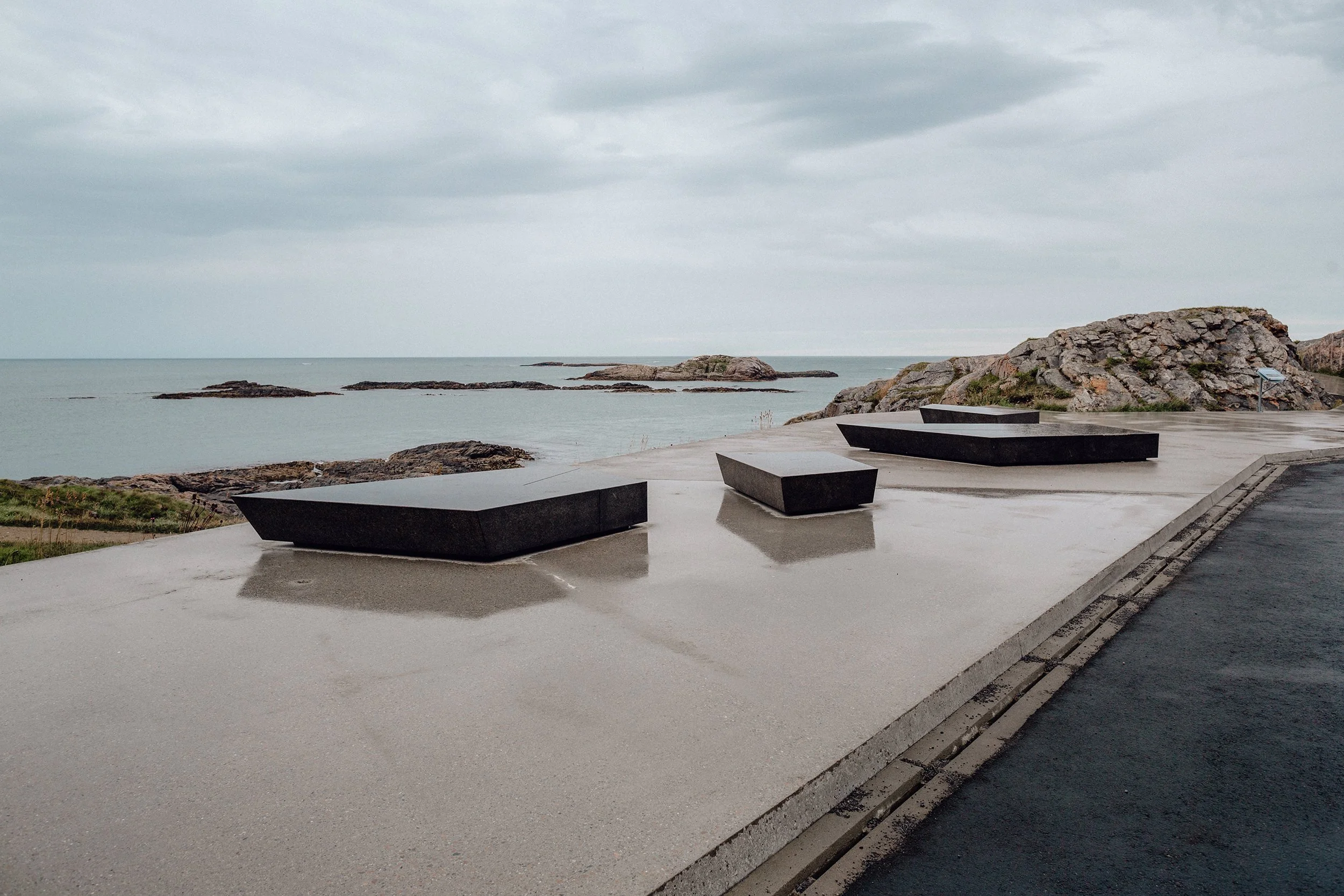 Sittebenker i sten langs nasjonale turistveger på Andøya.