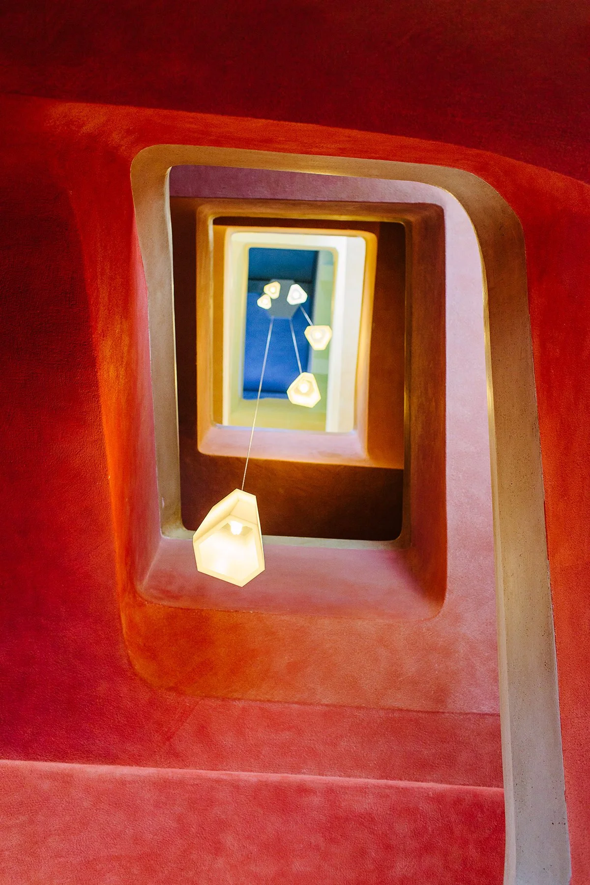 Interiør av fargerik trappeoppgang i Goetheanum i Dornach i Sveits.