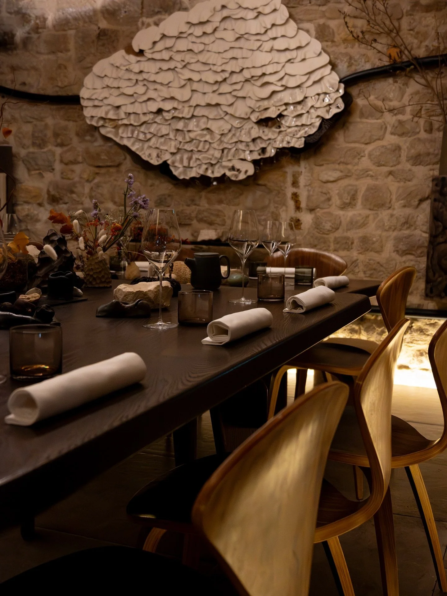 A single table connects every guest.
Book your chair, not your table 🪑

📷 @byanaisfremont
#michelinstar #sharedtable #gastronomylife #parisrestaurant