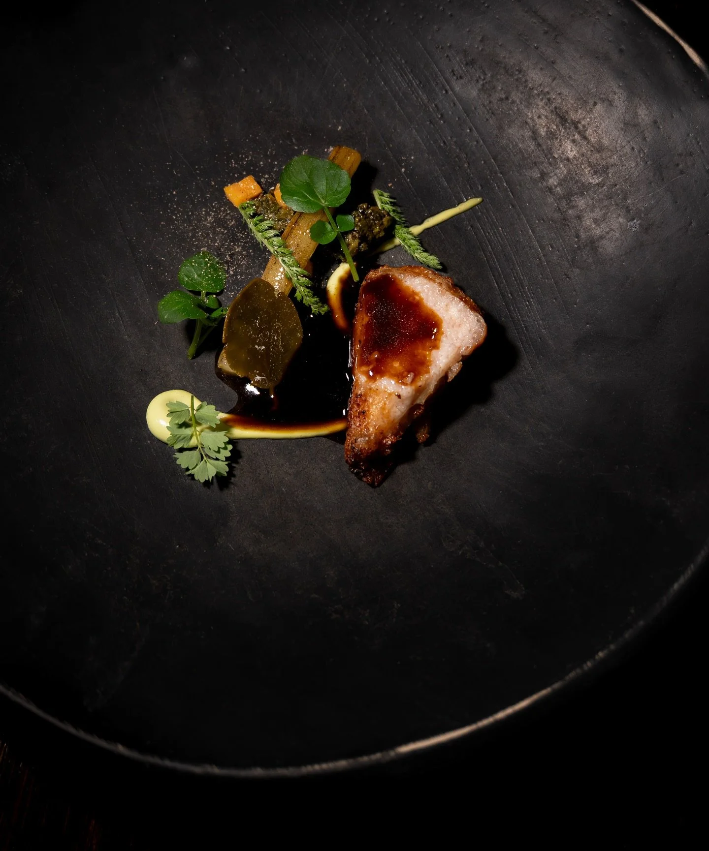 Sweetbreads &bull; Lettuce &bull; Peppermint &bull; Liquorice 
Mid season&rsquo;s freshness and depth. 

📷 @byanaisfremont 
#sweetbreads #risdeveau #michelinstar #moderncuisine #parisgastronomy