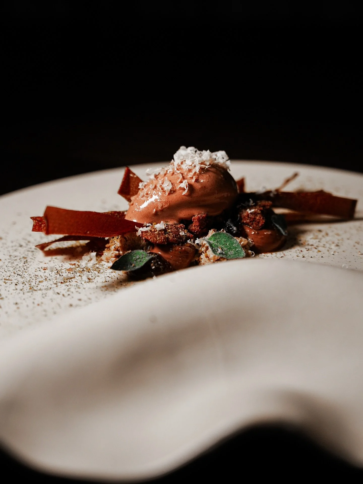 Chocolate &bull; Walnut &bull; Zaatar
A grounded finish, deep and fragrant.

📷 @soulfoodhood 
#chocolatedessert #michelinstar #moderncuisine #parisgastronomy #nhomeparis