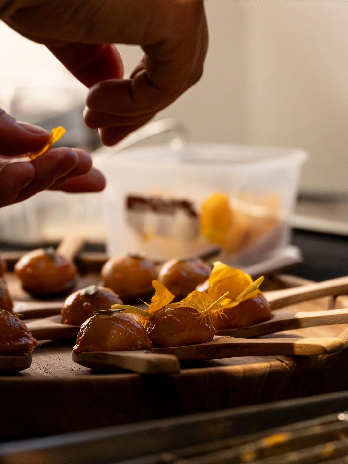 Nhomade bites 🥄
Mini format, full technique.
📷 @byanaisfremont 
#parisevents #eventplannerparis #luxuryevents #eventcatering #weddingplannerparis