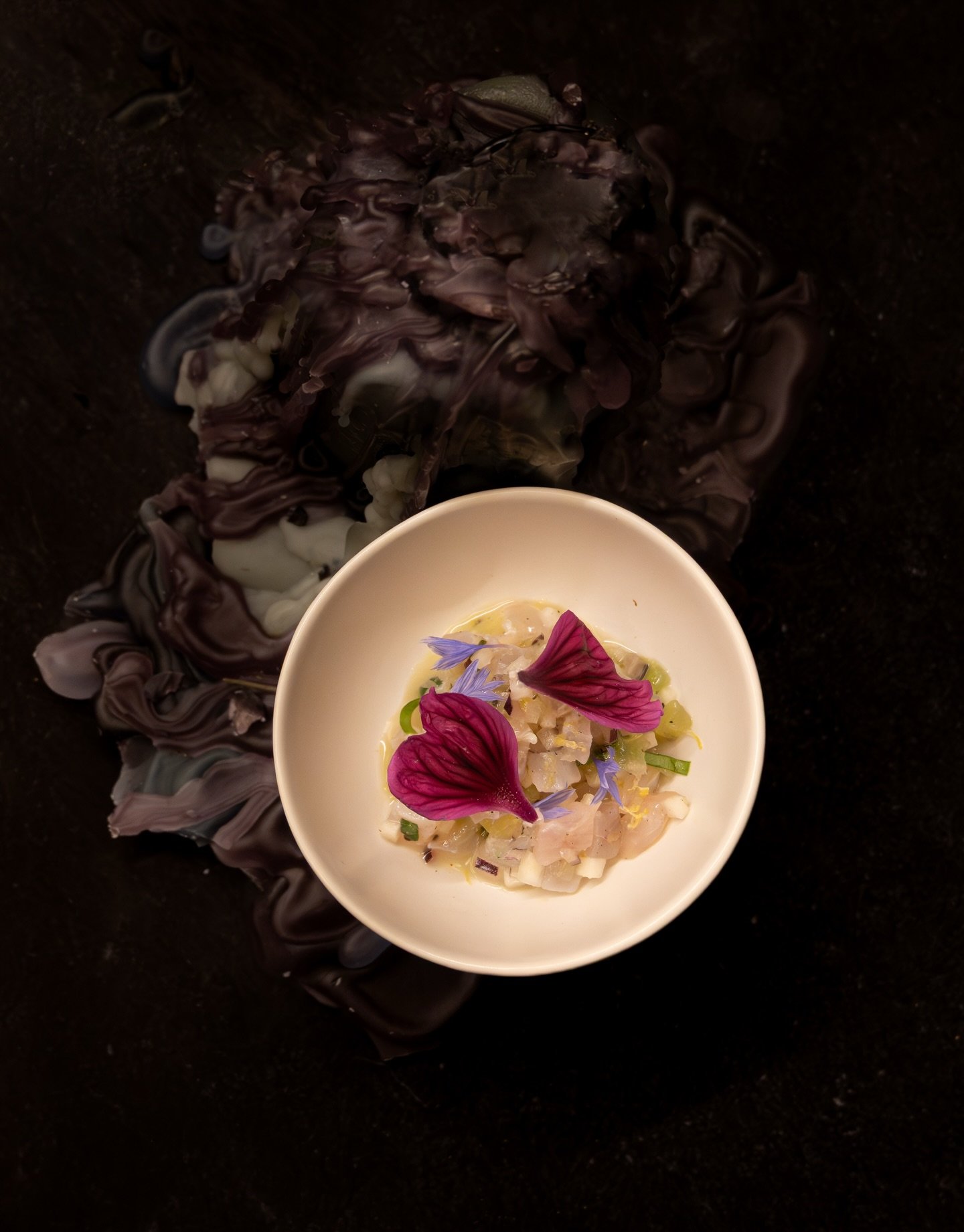 Nhomade on the move 🏃&zwj;♀️

📷 @byanaisfremont
#eventcatering #culinaryarts #finediningevents #chefsatwork #fooddesign #parisevents