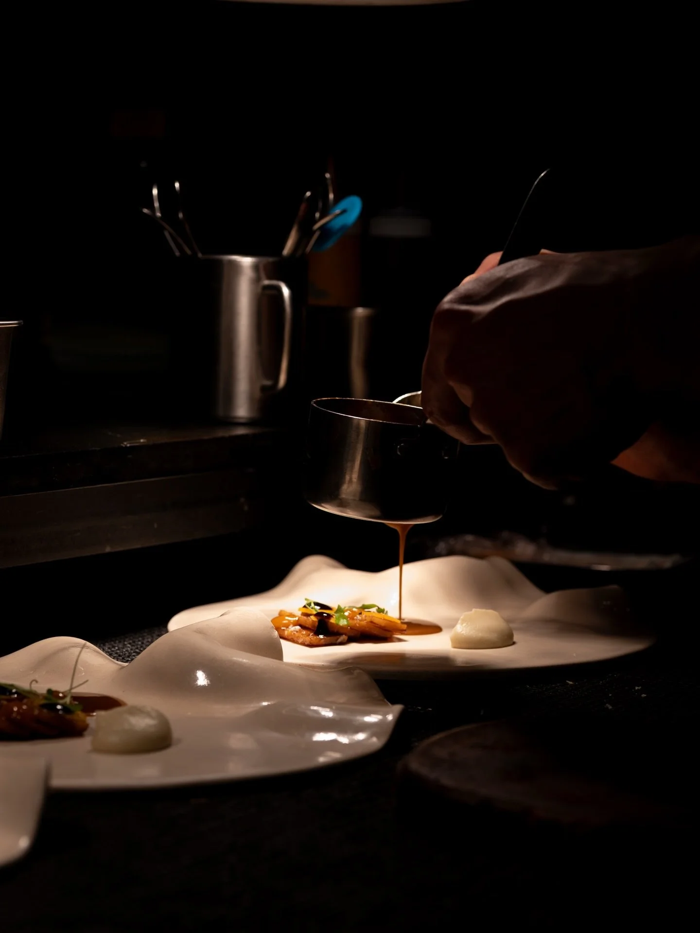 The hand knows before the head does.

📷 @byanaisfremont 
#moderncuisine #finediningparis #michelindining #gastronomythinking