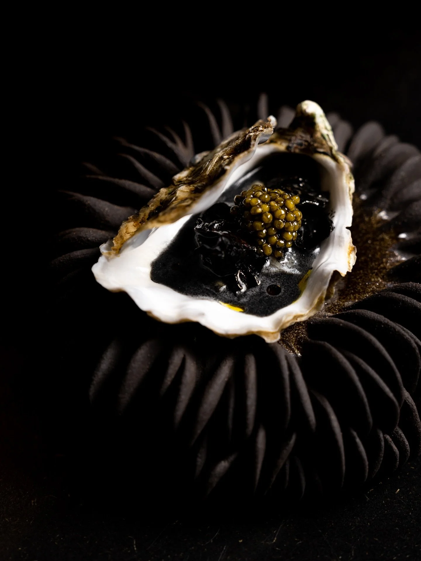 Seasonal plates, tuned to December.

📷 @lephotographedudimanche
#seasonalcuisine #wintermenu #finediningparis #michelinrestaurant