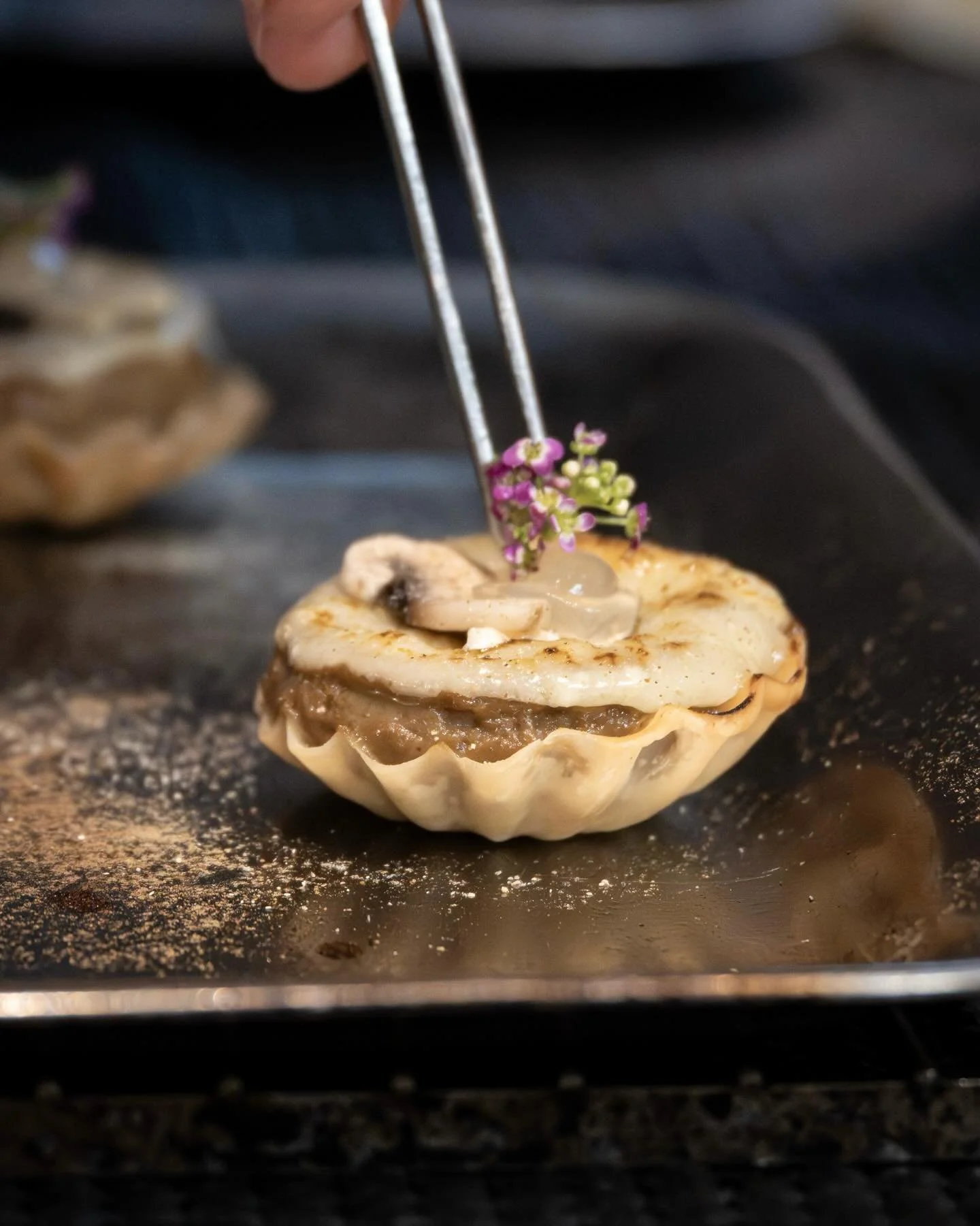 Tiny bites, sharp eyes, steady hands.

Nothing small in attention.

📷 @byanaisfremont 

#michelinrestaurant #modernplating#culinaryart #finaltouch #gastronomyparis