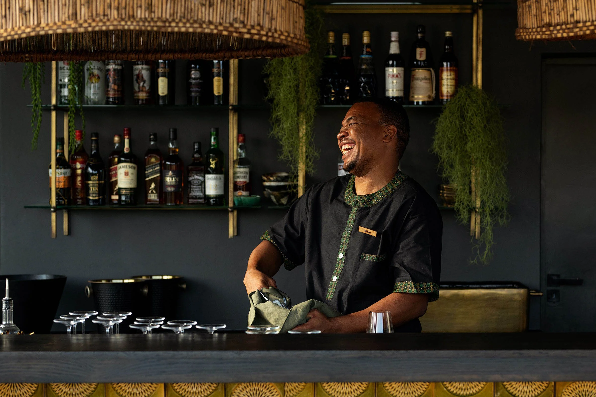 mfulawozi-happy-bartender.jpg