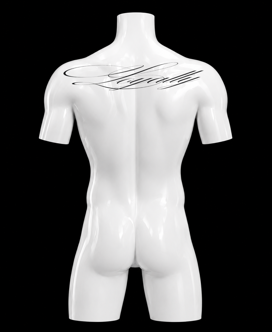 Mannequin en plastique blanc sans bras ni tête, vue de dos, avec le mot 'Loyalty' écrit en cursive noire sur le haut du dos, fond noir.