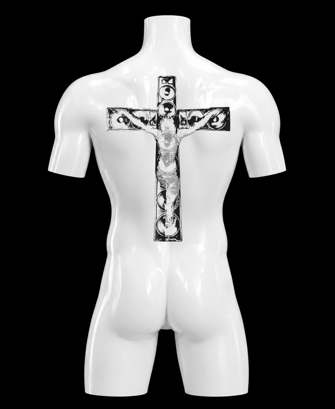 Mannequin de torse humain blanc avec une croix de Jésus-Christ en noir et blanc sur la poitrine, fond noir.