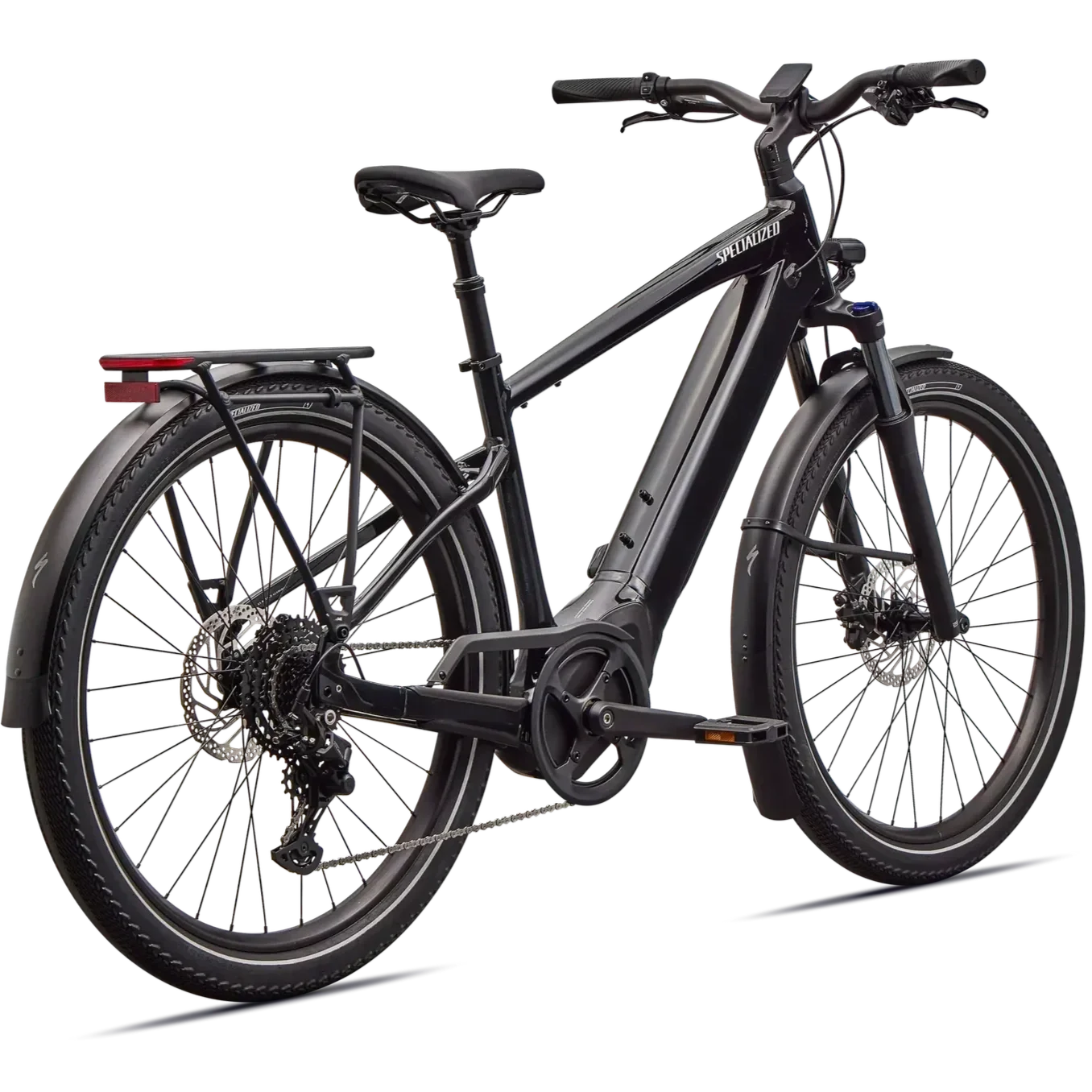 Een zwart elektrische Specialized Turbo Vado met brede banden, voor- en achterverlichting en een achterdrager, geplaatst op een witte achtergrond.