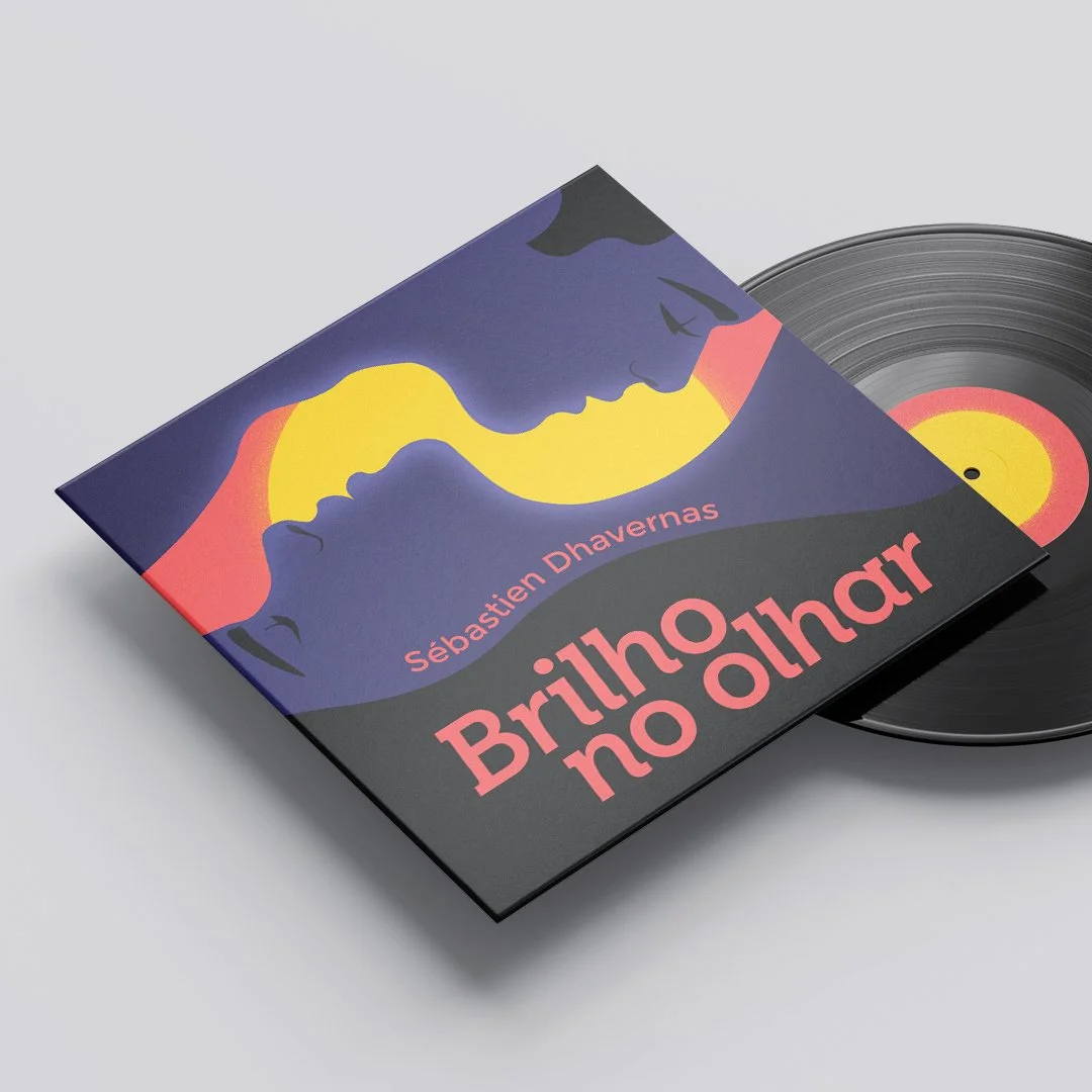 Une pochette avec une illustration stylisée de deux visages se touchant, avec le titre "Brilho no Olhar" de Sébastien Dhavenas en dessous.