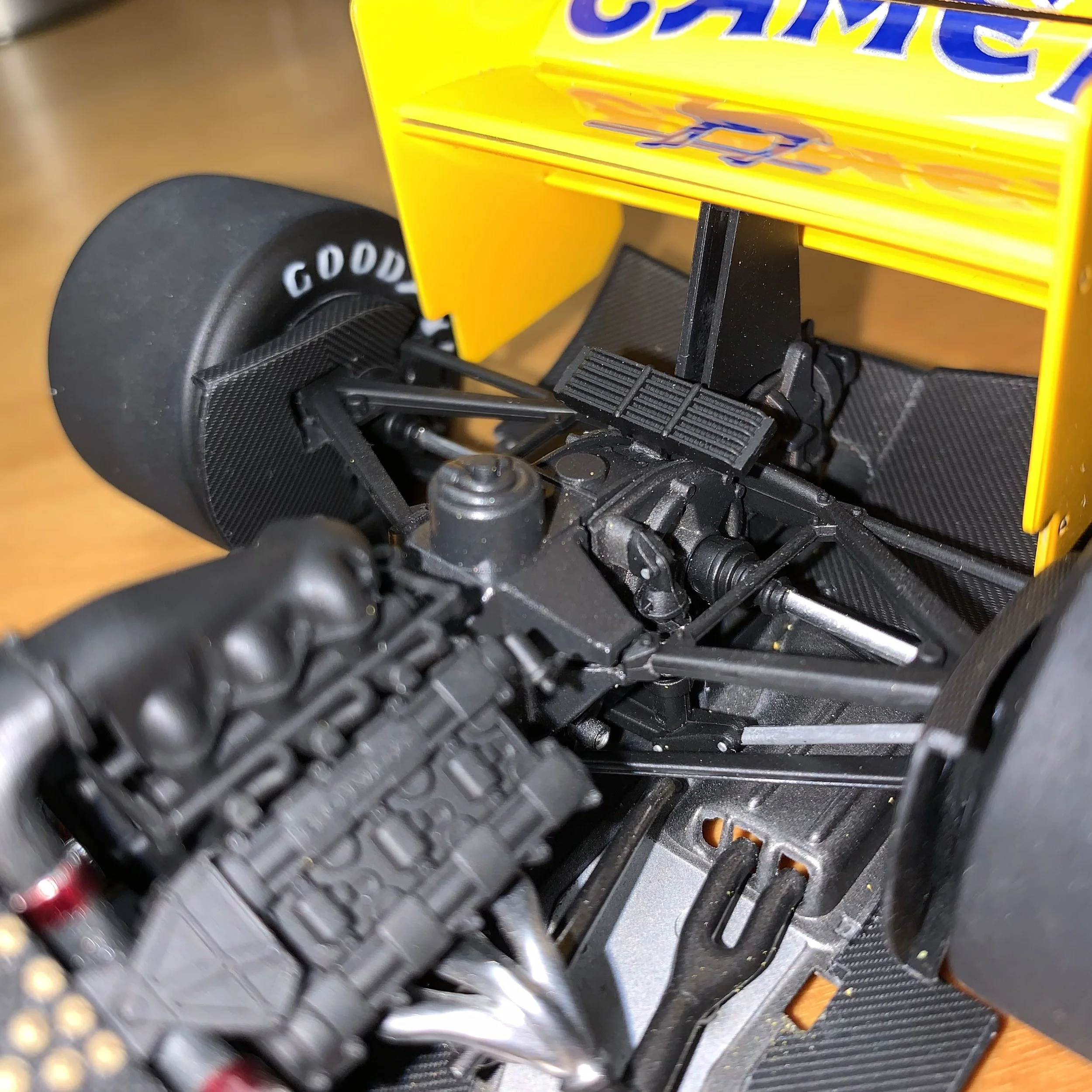 カーボンデカールとエンジン周り