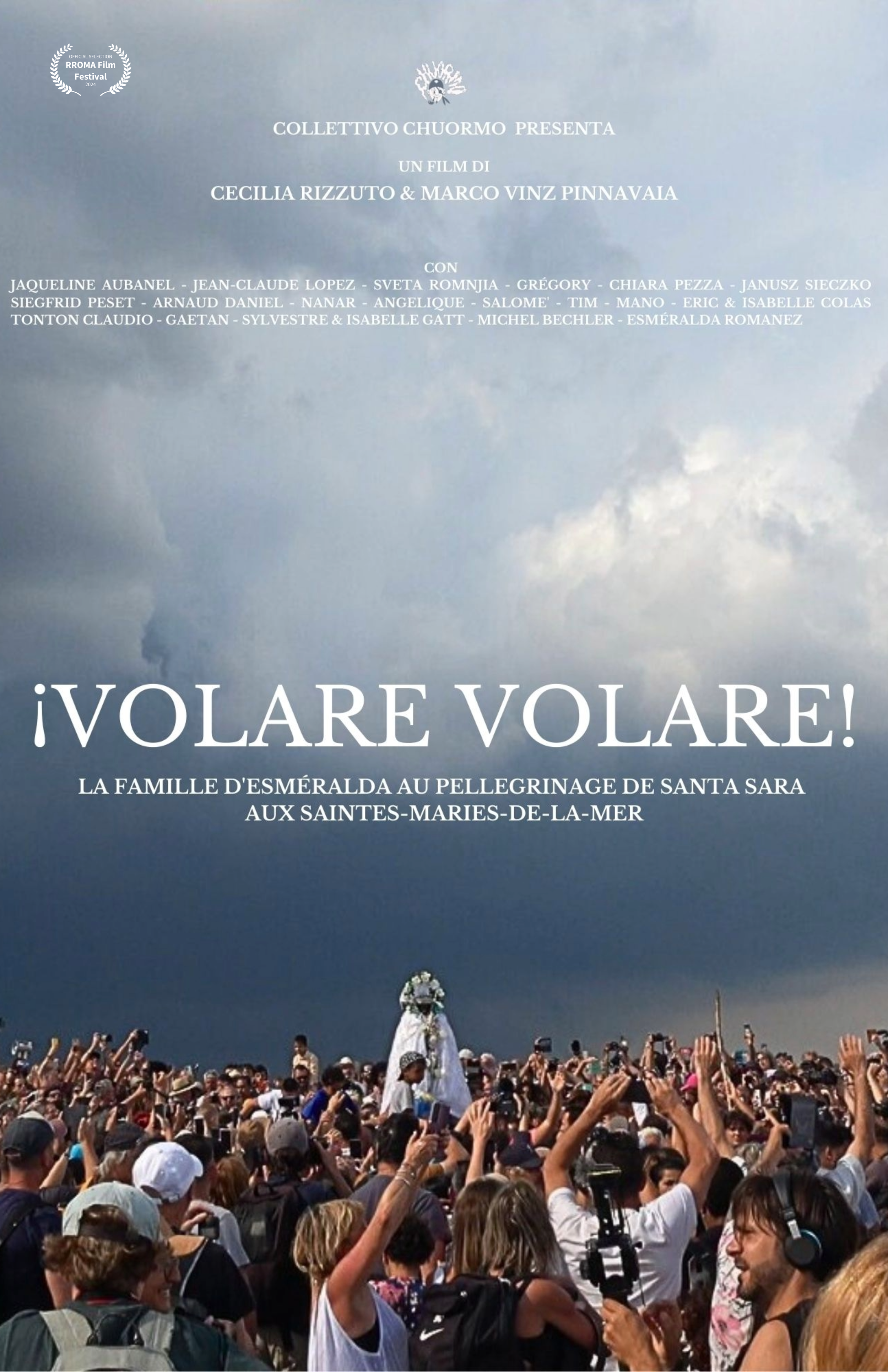 Poster for the film '¡Volaré Volare!' featuring a crowd gathered outdoors, with a statue or sculpture of a woman dressed in white holding a bouquet of flowers and a cloudy sky in the background.