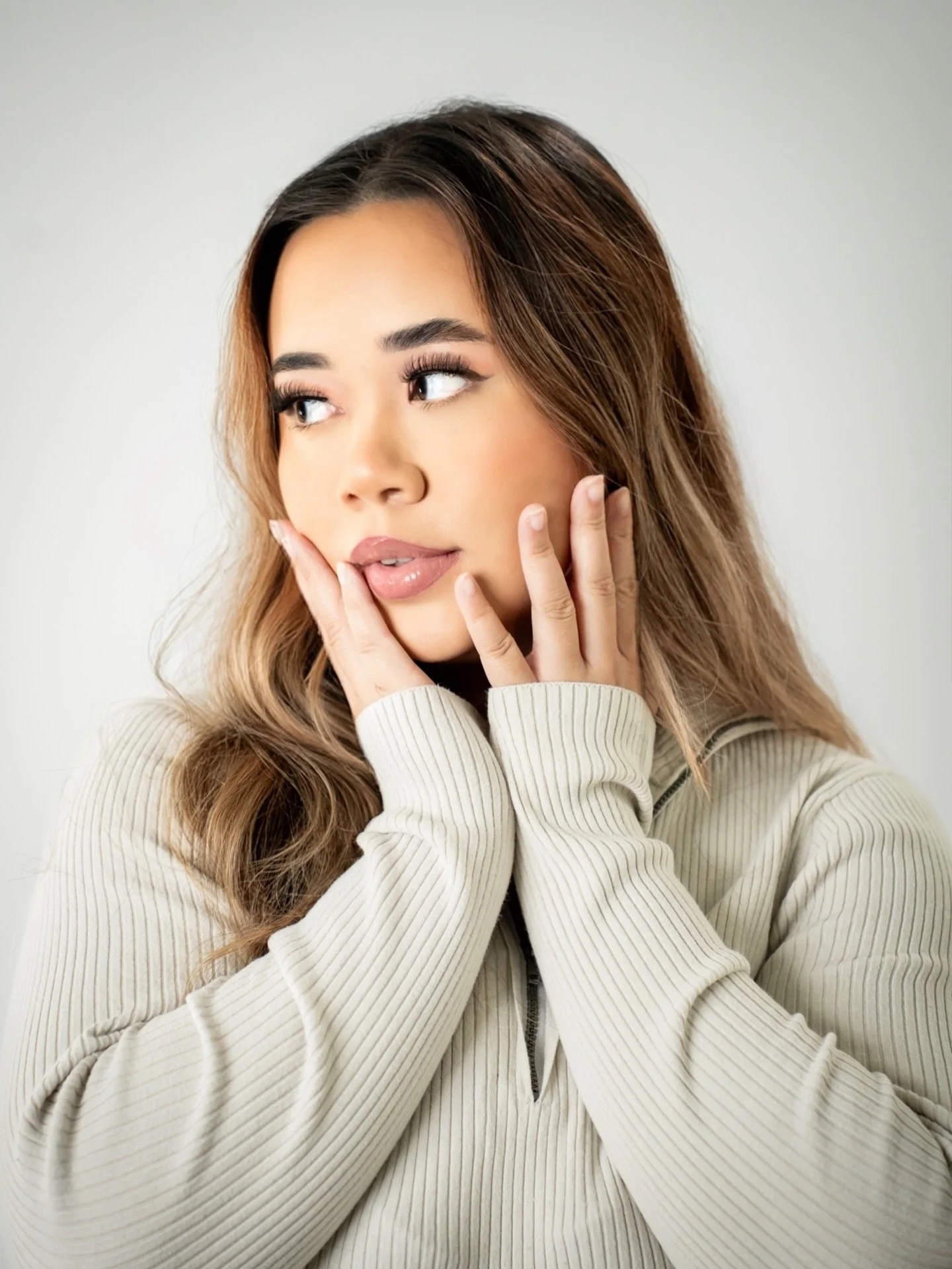 Headshot Glam 💖
swipe for the process ✨

#phillymua #makeup
#lehighvalley #photoshoot 

.
.
.