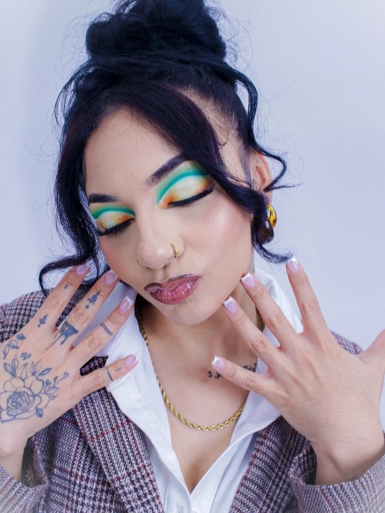 back to playing in color 🎨 I missed her 😌✨
soft glam is cute&hellip; but don&rsquo;t forget I can do this too
now booking 2026 + 2027 brides &amp; special events 📆 inquire via DM or in bio
#phillymakeupartist #bridalmakeupartist #colorfulmakeup #u