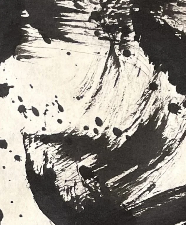 Schwarz-weißer abstrakter Tinten- oder Aquarellmalerei mit dynamischen Pinselstrichen und Spritzern.