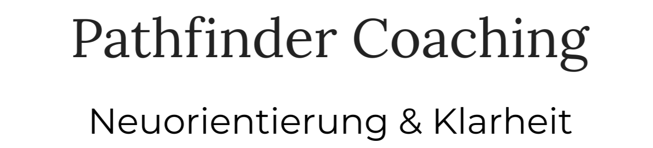 Schriftzug 'Pathfinder Coaching' in grauer Schrift auf schwarzem Hintergrund.