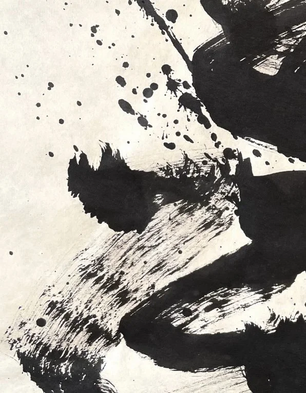 Schwarz-weiße abstrakte Tintenzeichnung mit Spritzern und Pinselstrichen.