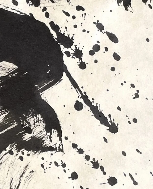 Schwarze Tintentropfen und -spritzer auf weißem Hintergrund, die vermutlich durch eine Tinten- oder Farbmalerei entstanden sind.