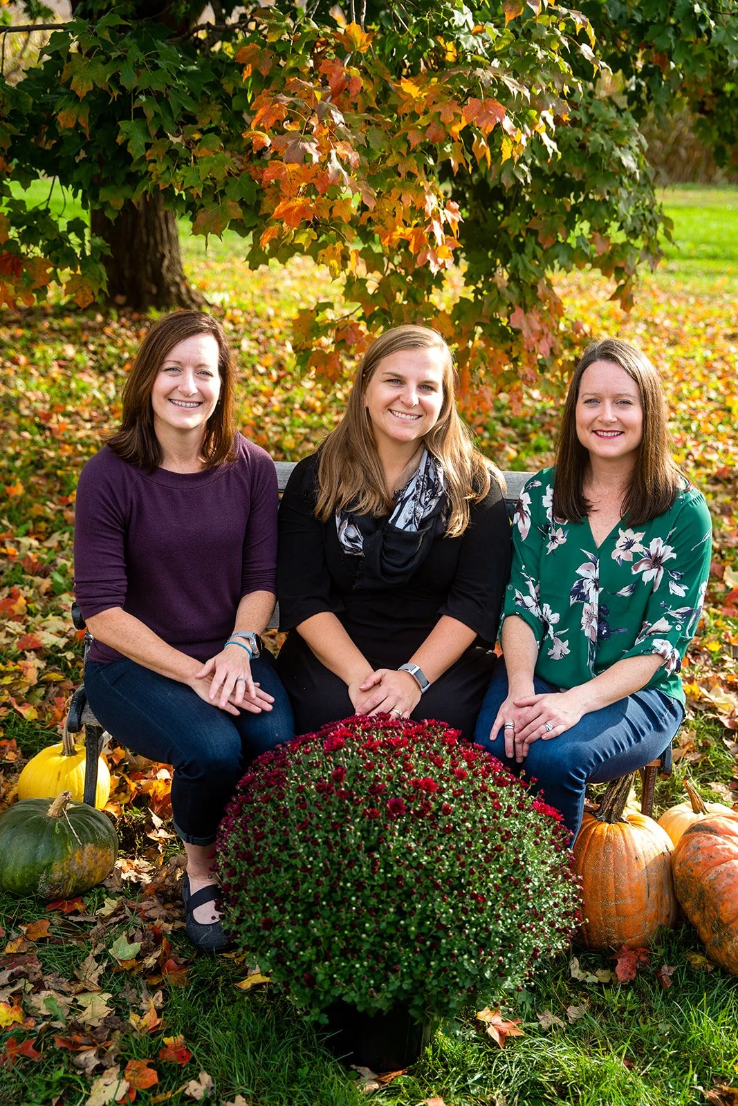 three sisters pose for a sibling picture