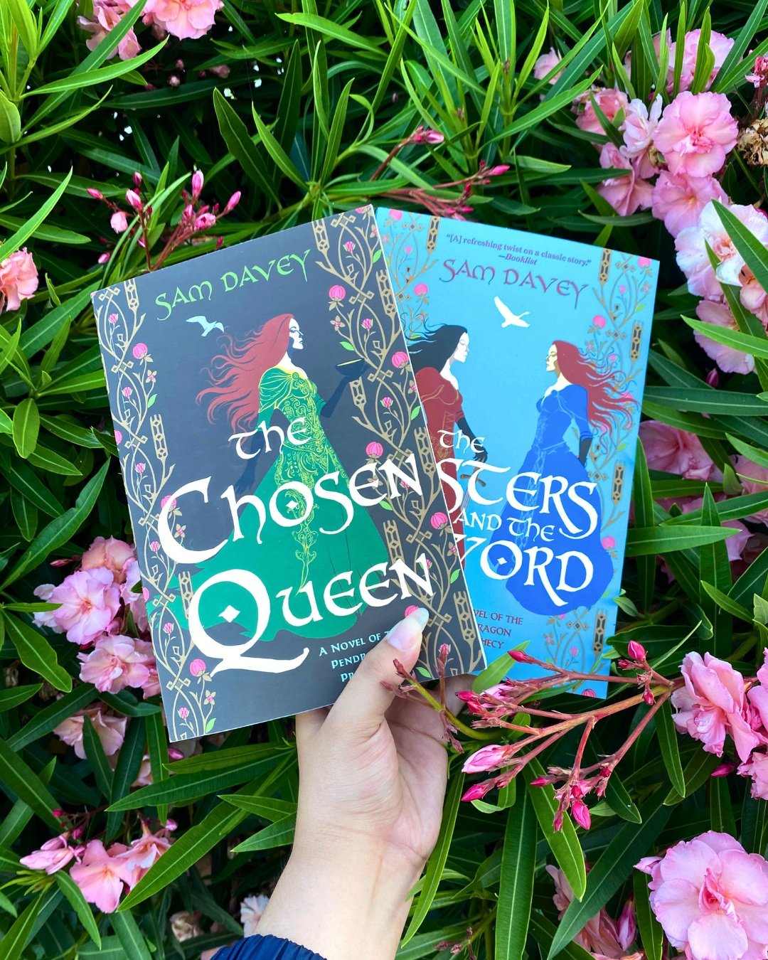 Happy Monday! 🤎🩵 

We&rsquo;re starting off the week with some great reads! 📖⚔️

THE CHOSEN QUEEN and THE SISTERS AND THE SWORD by @samdaveyauthor! 🌸

Perfect for Arthurian legend lovers! Learn more in our bio! 🔗

#arthurian #arthurianlegend #ca