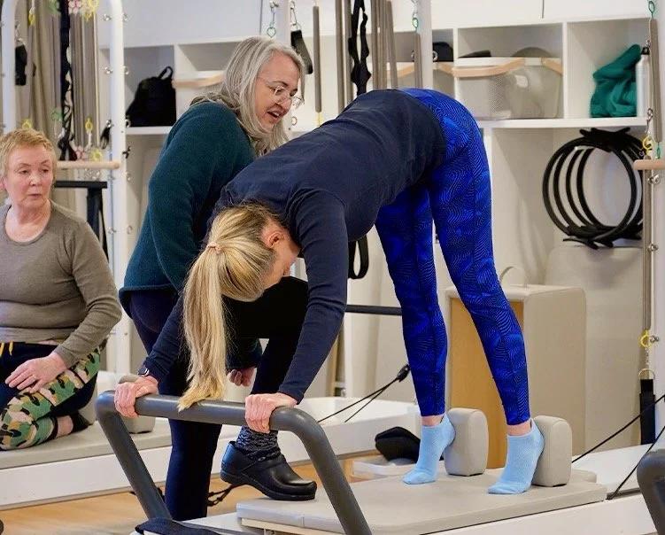 Anna Marchington cueing a client through the Down Stretch on the Reformer at Luma Pilates Edinburgh