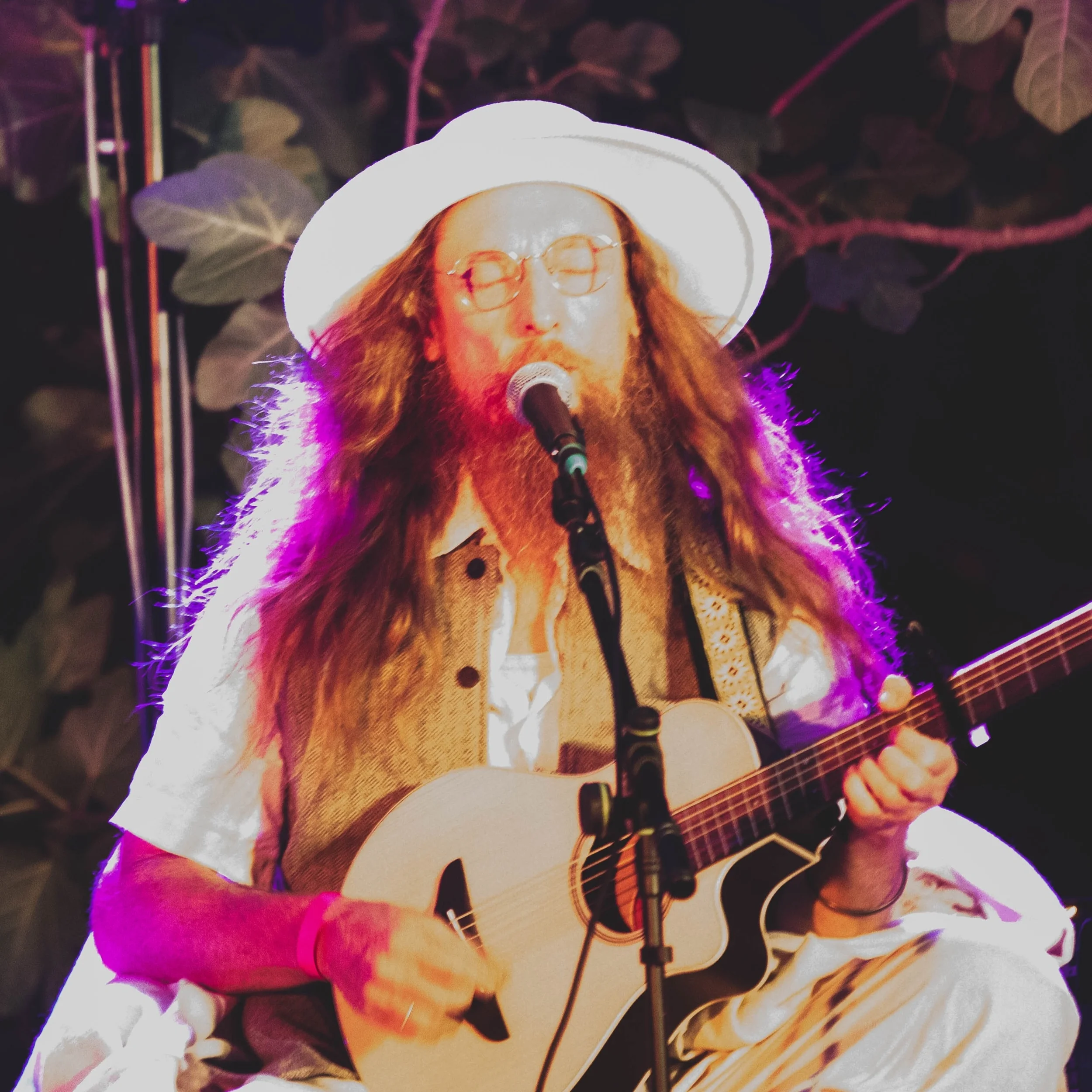Mahadev OK is a Bhakti artist and Hatha and Kundalini Yoga teacher, born and based in France.