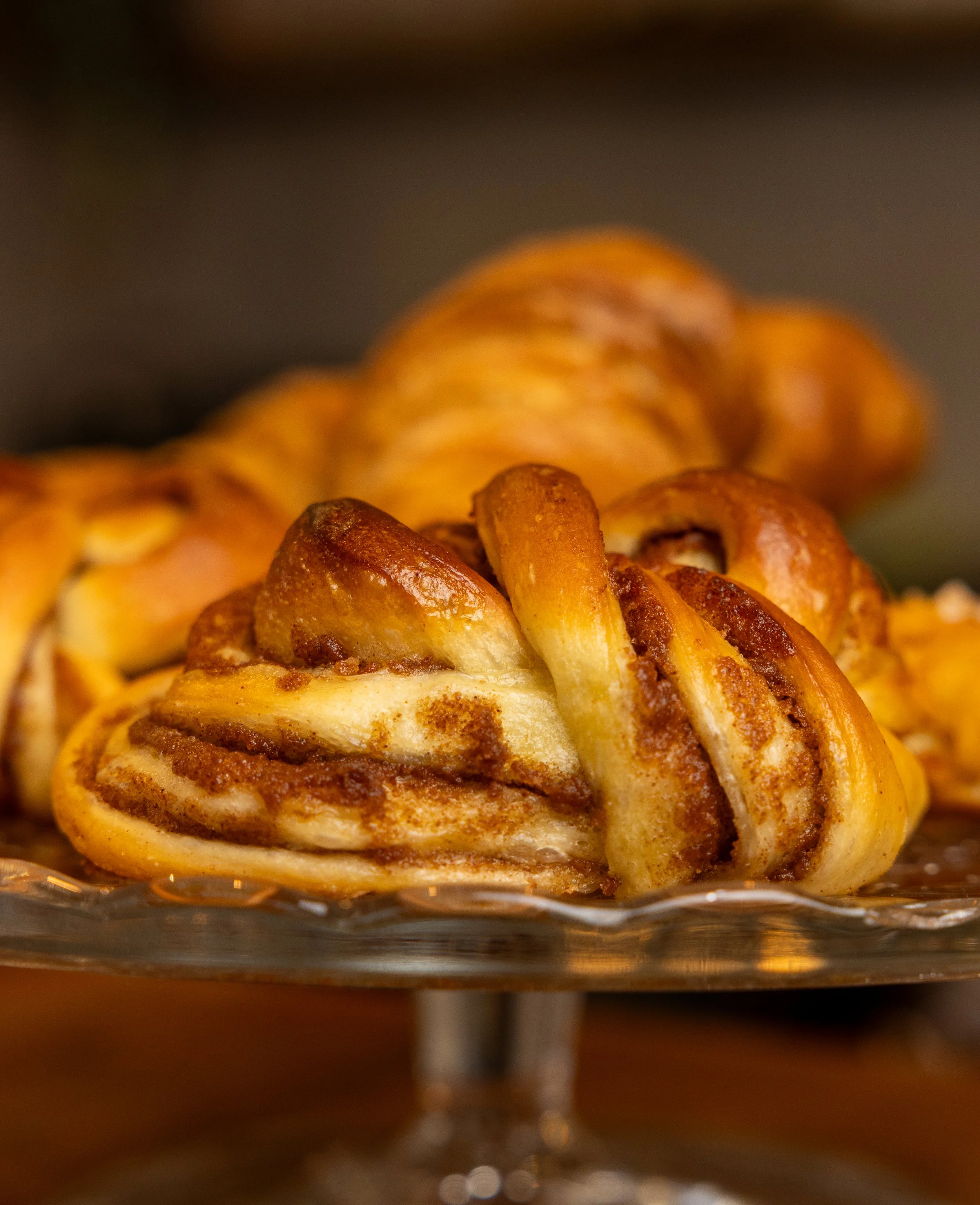 Ein frischer Zimtknoten von der Sauerteig Bäckerei Brotraum aus München