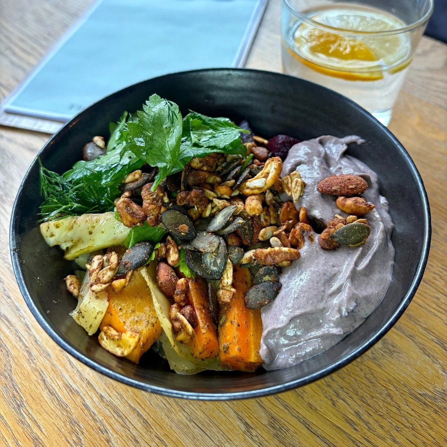 Unser Tag besteht aus mehr als nur Fr&uuml;hst&uuml;ck &amp; Cappuccino 🥐 

Unsere Energie-Bowl ist fester Bestandteil der Karte und bringt alles mit, was eine vollwertige Mahlzeit ausmacht: Linsen, ger&ouml;stetes Marktgem&uuml;se, Rote Bete und cr