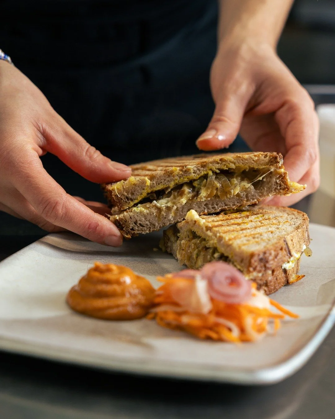 Who said comfort food can&rsquo;t be elevated? 🥪✨

Unser Grilled Cheese Sandwich kommt goldbraun und herrlich herzhaft:
Geschmolzener Bergk&auml;se &amp; Gouda, karamellisierte Zwiebeln, feiner Bio-Senf und cremiger Bio-Quark &ndash; perfekt erg&aum