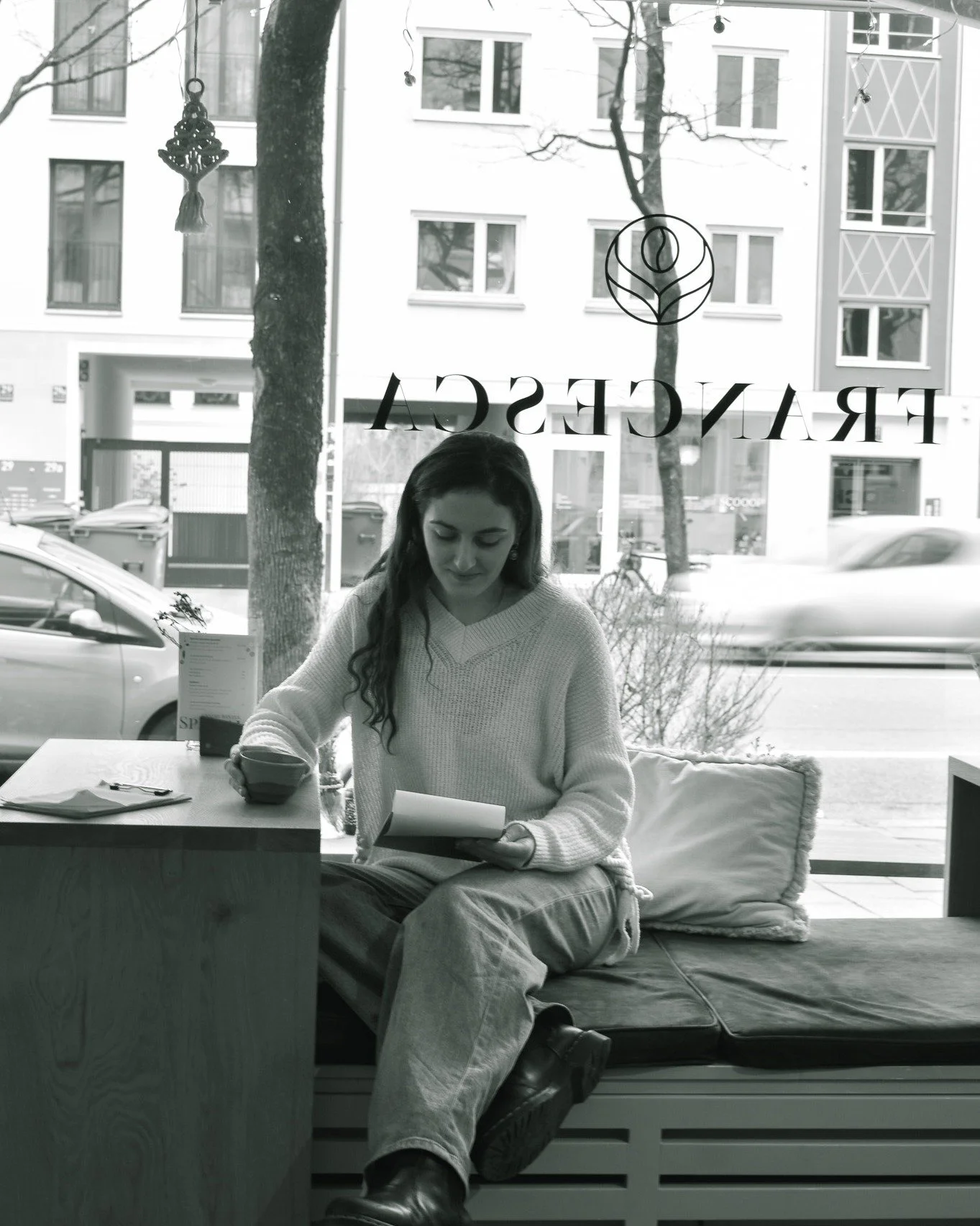 Das Ende des Jahres ist immer ein Moment zum Innehalten und Zur&uuml;ckblicken.
2025 war das Jahr, in dem ein lang gehegter Traum Wirklichkeit geworden ist: "Francesca" : Mein eigenes Caf&eacute;.

Es war eine emotionale Achterbahnfahrt. Vo