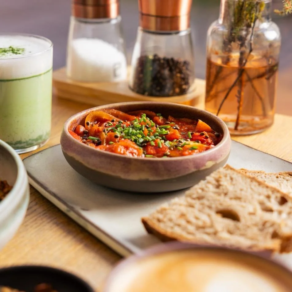 Einer euer Lieblinge - Francescas Shakshuka.
Sanft gegarte Bio-Stundeneier, ein hausgemachtes Harissa-Kompott mit feiner Sch&auml;rfe. Alles frisch und mit Liebe zubereitet.

Nat&uuml;rlich mit regionalen Bio-Eiern und besten Zutaten aus der Region. 