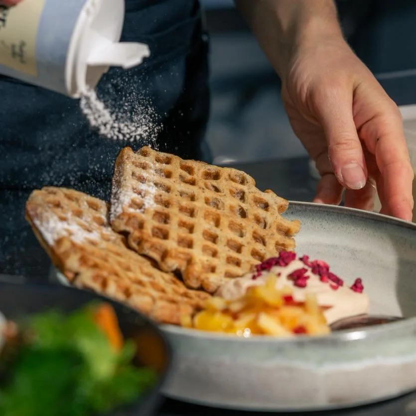 Unsere veganen Dinkel-Waffeln 🧇 gibt es auf Wunsch auch glutenfrei. 

Warm gebacken, serviert mit saisonalen Fr&uuml;chten, Apfel-Pflaumenmus und feiner Mandel-Ganache.

Leicht, nat&uuml;rlich s&uuml;&szlig; und mit Liebe zubereitet. 
Zum Schluss ei