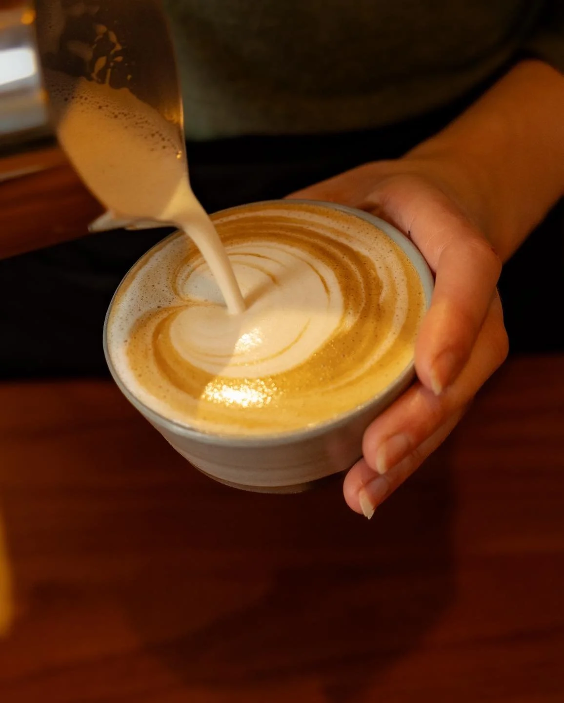 Get your daily Coffein f&uuml;r alle Coffeeholics Herzen da drau&szlig;en. ☕️
Im Caf&eacute; Francesca duftet es nach frisch gemahlenen Bohnen und kleinen Auszeiten, ein Ort, an dem sich jede*r willkommen f&uuml;hlen darf. 

Komm vorbei und hol dir d