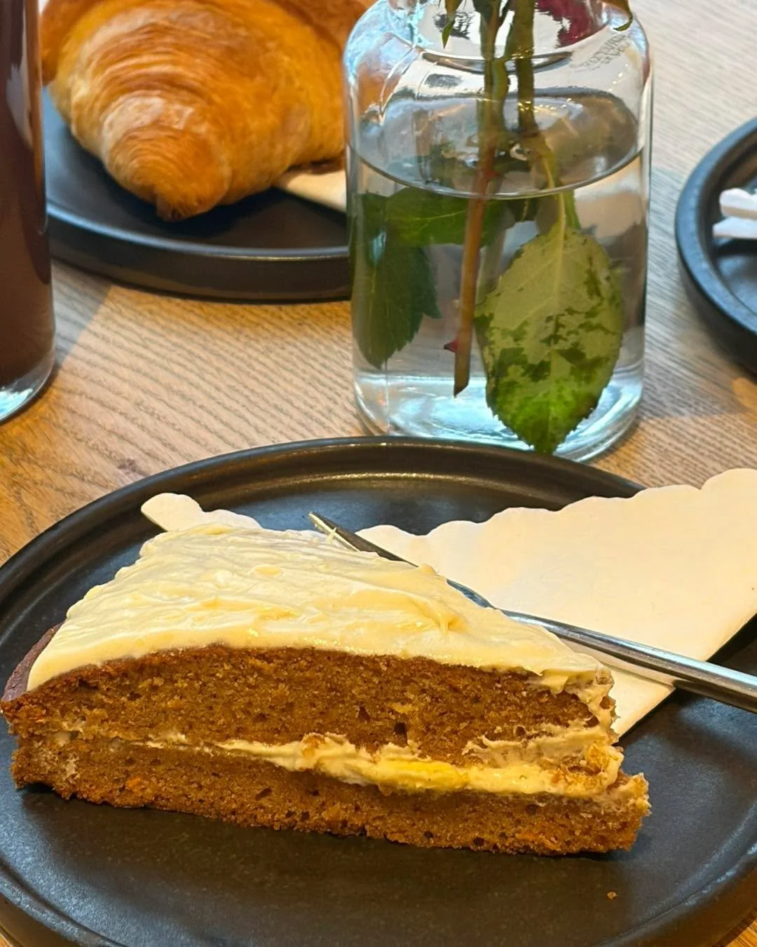 M&uuml;nchen wird ganz leise wei&szlig; ❄️ und es ist wieder diese Zeit, in der Kaffee und Kuchen im Caf&eacute; Francesca einfach am besten schmecken. ☕🍰

Freu dich auf selbstgemachte Kuchen, eine liebevoll ausgew&auml;hlte vegane Auswahl und hei&s